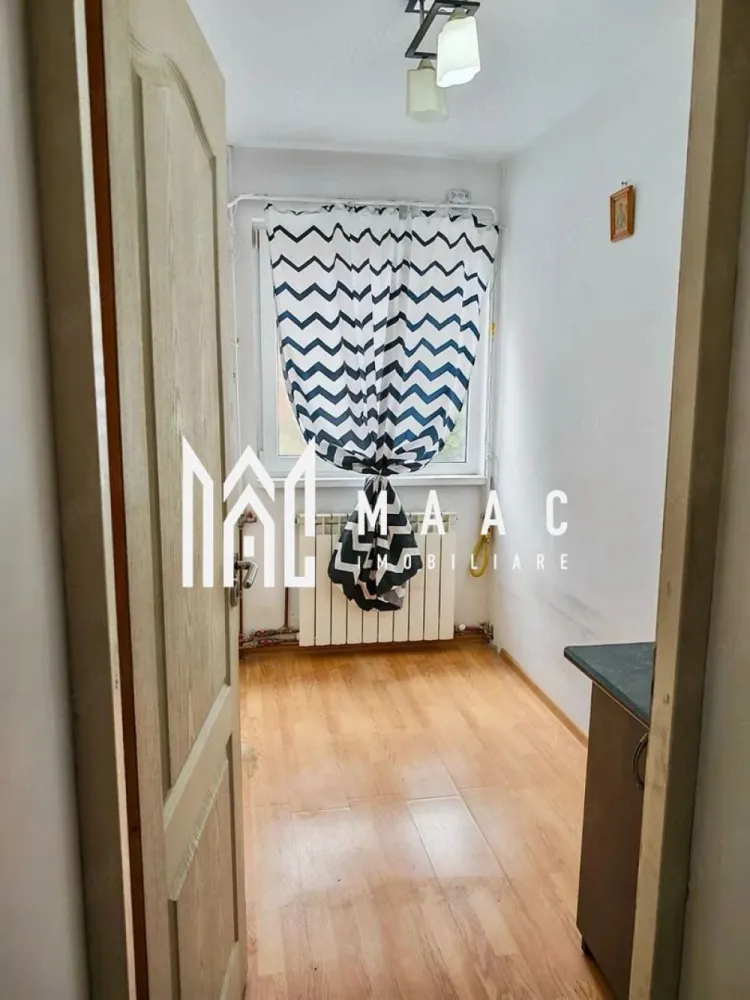 Garsoniera zona Tic Tac | Ostroveni | 29MP | Etaj 1 - MAAC Imobiliare vă propune spre vânzare o garsonieră practică și eficient compartimentată, situată în zona Tic Tac – Ostroveni, pe Aleea Teilor, la etajul 1 al blocului C8. Proprietatea este amplasată într-o zonă liniștită, ferită de traficul intens și zgomotul bulevardelor principale, oferind confort și acces facil către punctele de interes din zonă. Datorită compartimentării inteligente și costurilor reduse de întreținere, această garsonieră reprezintă o alegere excelentă atât pentru locuit, cât și pentru investiție sau închiriere.

Garsoniera are o suprafață de 29 mp și beneficiază de o organizare practică a spațiului interior. Bucătăria a fost mutată pe balcon pentru a crea un spațiu suplimentar ce poate fi utilizat ca dressing, birou sau cameră pentru copil, oferind astfel un plus de funcționalitate și confort.

Compartimentarea proprietății este următoarea:
-cameră principală luminoasă
-bucătărie mutată pe balcon
-spațiu suplimentar ce poate fi amenajat ca dressing sau cameră pentru copil
-baie
-hol de acces

Dotări și caracteristici:
-garsonieră renovată
-încălzire cu gigacalorimetru
-instalație termică realizată pe țevi de cupru
-finisaje în stare bună
-spații bine optimizate
-compartimentare practică și eficientă
-etaj intermediar
-costuri reduse de întreținere

Avantajele proprietății:
-zonă liniștită și bine conectată
-amplasare ferită de trafic și zgomot
-apropiere de școli, licee și magazine
-ideală pentru locuință personală sau investiție
-potrivită pentru închiriere
-compartimentare adaptată pentru obținerea unui spațiu suplimentar util

Pentru mai multe informații și programarea unei vizionări, echipa MAAC Imobiliare vă stă la dispoziție. La telefon, vă rugăm să menționați CP3093657.