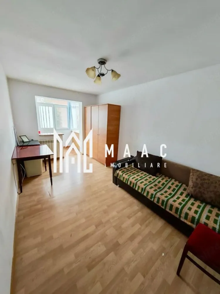 Garsoniera zona Tic Tac | Ostroveni | 29MP | Etaj 1 - MAAC Imobiliare vă propune spre vânzare o garsonieră practică și eficient compartimentată, situată în zona Tic Tac – Ostroveni, pe Aleea Teilor, la etajul 1 al blocului C8. Proprietatea este amplasată într-o zonă liniștită, ferită de traficul intens și zgomotul bulevardelor principale, oferind confort și acces facil către punctele de interes din zonă. Datorită compartimentării inteligente și costurilor reduse de întreținere, această garsonieră reprezintă o alegere excelentă atât pentru locuit, cât și pentru investiție sau închiriere.

Garsoniera are o suprafață de 29 mp și beneficiază de o organizare practică a spațiului interior. Bucătăria a fost mutată pe balcon pentru a crea un spațiu suplimentar ce poate fi utilizat ca dressing, birou sau cameră pentru copil, oferind astfel un plus de funcționalitate și confort.

Compartimentarea proprietății este următoarea:
-cameră principală luminoasă
-bucătărie mutată pe balcon
-spațiu suplimentar ce poate fi amenajat ca dressing sau cameră pentru copil
-baie
-hol de acces

Dotări și caracteristici:
-garsonieră renovată
-încălzire cu gigacalorimetru
-instalație termică realizată pe țevi de cupru
-finisaje în stare bună
-spații bine optimizate
-compartimentare practică și eficientă
-etaj intermediar
-costuri reduse de întreținere

Avantajele proprietății:
-zonă liniștită și bine conectată
-amplasare ferită de trafic și zgomot
-apropiere de școli, licee și magazine
-ideală pentru locuință personală sau investiție
-potrivită pentru închiriere
-compartimentare adaptată pentru obținerea unui spațiu suplimentar util

Pentru mai multe informații și programarea unei vizionări, echipa MAAC Imobiliare vă stă la dispoziție. La telefon, vă rugăm să menționați CP3093657.