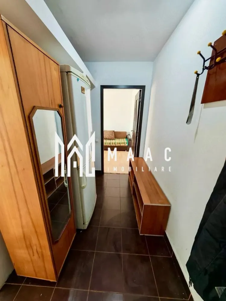 Garsoniera zona Tic Tac | Ostroveni | 29MP | Etaj 1 - MAAC Imobiliare vă propune spre vânzare o garsonieră practică și eficient compartimentată, situată în zona Tic Tac – Ostroveni, pe Aleea Teilor, la etajul 1 al blocului C8. Proprietatea este amplasată într-o zonă liniștită, ferită de traficul intens și zgomotul bulevardelor principale, oferind confort și acces facil către punctele de interes din zonă. Datorită compartimentării inteligente și costurilor reduse de întreținere, această garsonieră reprezintă o alegere excelentă atât pentru locuit, cât și pentru investiție sau închiriere.

Garsoniera are o suprafață de 29 mp și beneficiază de o organizare practică a spațiului interior. Bucătăria a fost mutată pe balcon pentru a crea un spațiu suplimentar ce poate fi utilizat ca dressing, birou sau cameră pentru copil, oferind astfel un plus de funcționalitate și confort.

Compartimentarea proprietății este următoarea:
-cameră principală luminoasă
-bucătărie mutată pe balcon
-spațiu suplimentar ce poate fi amenajat ca dressing sau cameră pentru copil
-baie
-hol de acces

Dotări și caracteristici:
-garsonieră renovată
-încălzire cu gigacalorimetru
-instalație termică realizată pe țevi de cupru
-finisaje în stare bună
-spații bine optimizate
-compartimentare practică și eficientă
-etaj intermediar
-costuri reduse de întreținere

Avantajele proprietății:
-zonă liniștită și bine conectată
-amplasare ferită de trafic și zgomot
-apropiere de școli, licee și magazine
-ideală pentru locuință personală sau investiție
-potrivită pentru închiriere
-compartimentare adaptată pentru obținerea unui spațiu suplimentar util

Pentru mai multe informații și programarea unei vizionări, echipa MAAC Imobiliare vă stă la dispoziție. La telefon, vă rugăm să menționați CP3093657.