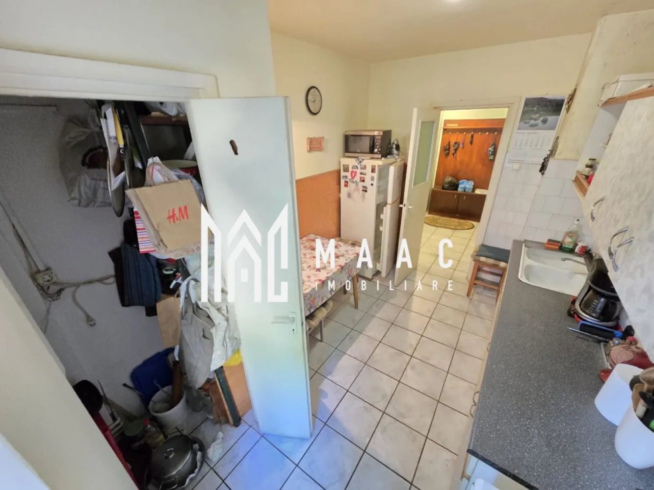 Apartament 3 camere decomandate 2 bai Zona Strand - Agentia imobiliara Maac va propune spre vanzare un apartament situat la parter cu 3 camere decomandate 2 bai cu iesire la parcul din Cartierul Strand.

Beneficiii: 
- apartamentul este total decomandat
- 2 bai
- 3 camere
- bucatarie separata
- camara
- parter inalt
- suprafata utila 67 mp 
- ideal investitie sau de locuit

Pentru mai multe detalii specificati CP3093976 la telefon.
