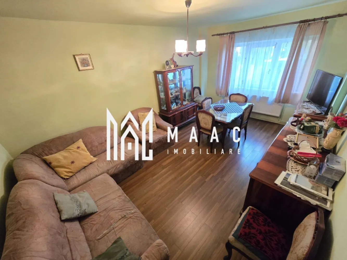 Apartament 3 camere decomandate 2 bai Zona Strand - Agentia imobiliara Maac va propune spre vanzare un apartament situat la parter cu 3 camere decomandate 2 bai cu iesire la parcul din Cartierul Strand.

Beneficiii: 
- apartamentul este total decomandat
- 2 bai
- 3 camere
- bucatarie separata
- camara
- parter inalt
- suprafata utila 67 mp 
- ideal investitie sau de locuit

Pentru mai multe detalii specificati CP3093976 la telefon.