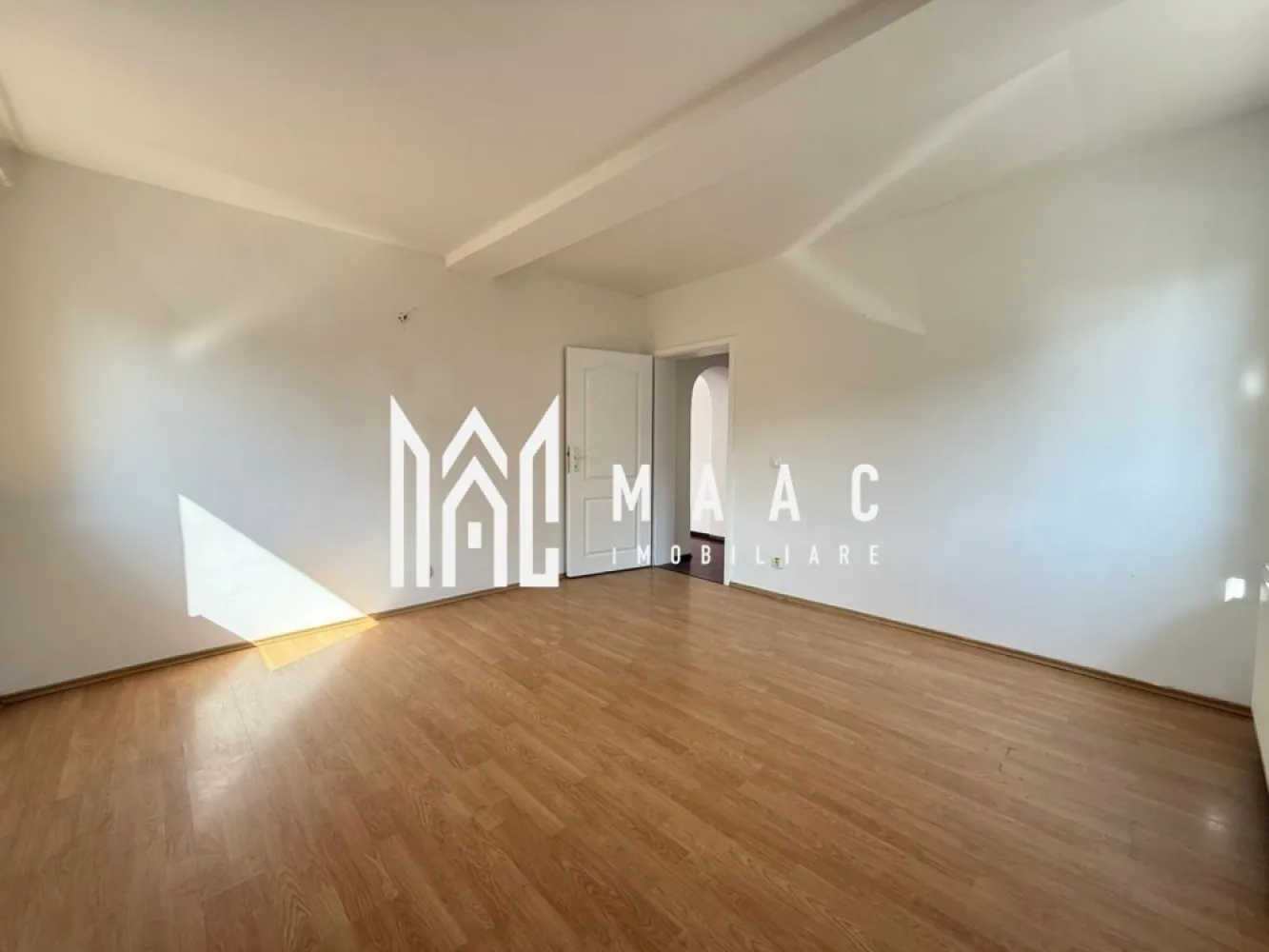 Spatiu comercial/ birouri | Etaj 1 | 80MP | Sub Arini - MAAC Imobiliare propune spre inchiriere un spatiu pretabil pentru activitati comerciale sau de birou, amplasat in zona parcului Sub Arini.

Spatiul este situat la etajul 1 al unei case individuale cu regim de inaltime P+E+M si este configurat astfel: 3 camere, bucatarie, baie cu geam, hol, acces in balcon.

Incalzirea se face cu centrala proprie si calorifere. 

Spatiul beneficiaza de instalatie de aer conditionat. 

Orientare SUD-ESTICA.

Amplasamentul cladirii este avantajos, la 1 minut de mers pe jos de parcul Sub Arini.

Se percepe o chirie in avans si garantie. Disponibilitate imediata. Destinatie comerciala.

Pentru mai multe detalii, specificati ID: CP3093987
