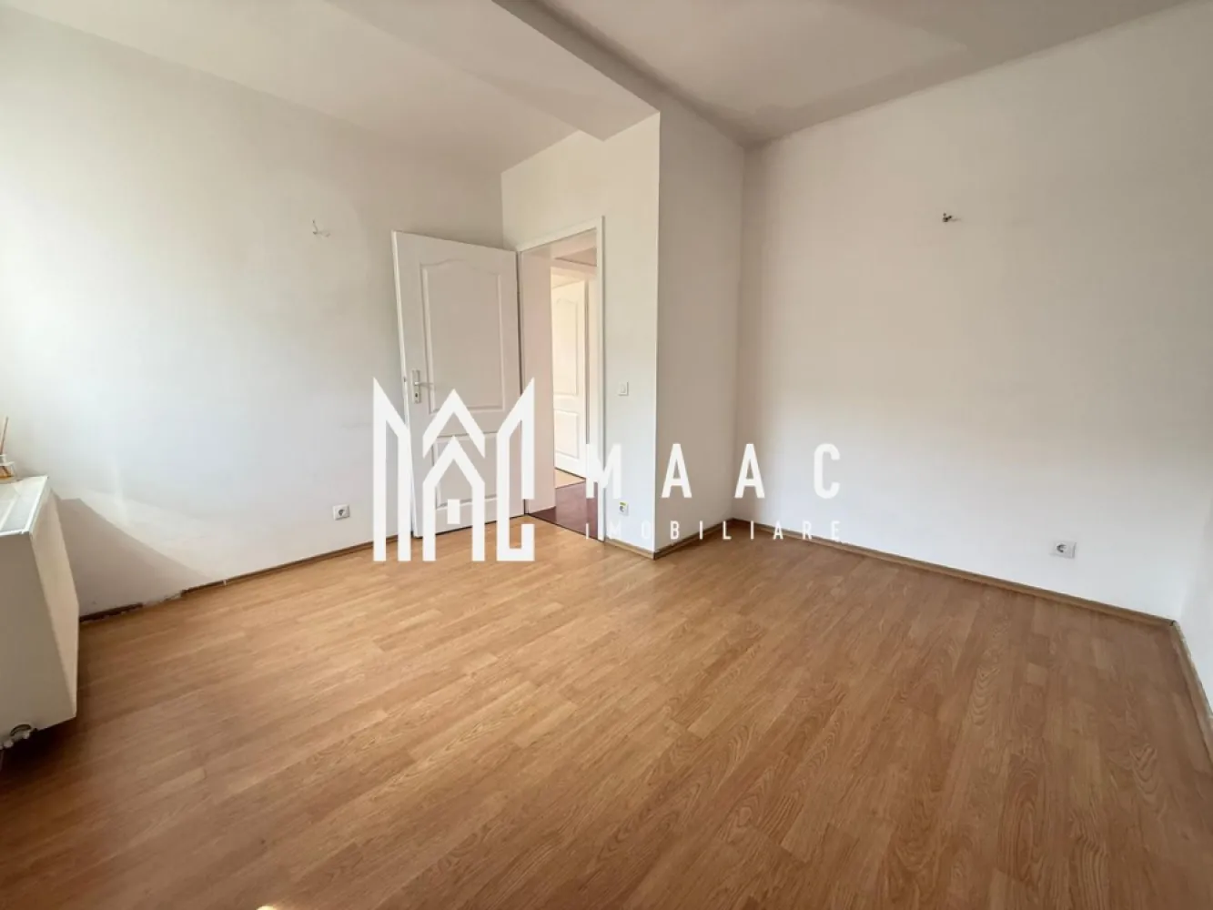Spatiu comercial/ birouri | Etaj 1 | 80MP | Sub Arini - MAAC Imobiliare propune spre inchiriere un spatiu pretabil pentru activitati comerciale sau de birou, amplasat in zona parcului Sub Arini.

Spatiul este situat la etajul 1 al unei case individuale cu regim de inaltime P+E+M si este configurat astfel: 3 camere, bucatarie, baie cu geam, hol, acces in balcon.

Incalzirea se face cu centrala proprie si calorifere. 

Spatiul beneficiaza de instalatie de aer conditionat. 

Orientare SUD-ESTICA.

Amplasamentul cladirii este avantajos, la 1 minut de mers pe jos de parcul Sub Arini.

Se percepe o chirie in avans si garantie. Disponibilitate imediata. Destinatie comerciala.

Pentru mai multe detalii, specificati ID: CP3093987