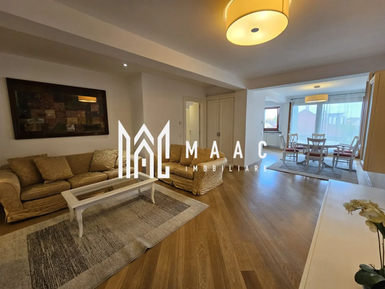 Apartament 3 camere | Etaj 2 | Lift | Calea Dumbravii - MAAC Imobiliare vă propune spre închiriere un apartament modern cu 3 camere, situat în zona Calea Dumbrăvii, una dintre cele mai apreciate și bine conectate zone ale orașului.

Locuința este amplasată la etajul 2 al unui imobil dotat cu lift și dispune de o suprafață utilă generoasă de 90 mp, la care se adaugă două balcoane însumând aproximativ 20 mp — ideale pentru relaxare și confort suplimentar.

Compartimentarea este practică și eficientă, apartamentul fiind compus din:

living spațios și luminos;
2 dormitoare;
bucătărie complet utilată;
2 băi;
2 balcoane.

Proprietatea beneficiază, de asemenea, de:

loc de parcare subteran;
boxă de depozitare la subsol;
finisaje moderne și spații bine întreținute.

Apartamentul este ideal pentru persoane sau familii care își doresc confort, acces facil către punctele de interes ale orașului și un standard ridicat de locuire.

Condiții de închiriere:

nu se acceptă animale de companie;
perioada minimă contractuală este de 12 luni.

Pentru mai multe detalii sau pentru programarea unei vizionări, echipa MAAC Imobiliare vă stă cu drag la dispoziție.
ID: CP3094004.