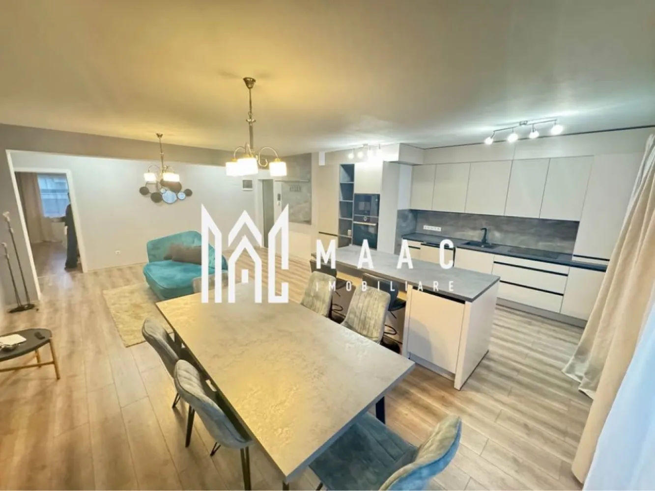 Penthouse Modern cu 3 Dormitoare I 3 Terase I Zona Kogălniceanu - MAAC Imobiliare vă propune spre vânzare un penthouse exclusivist, complet mobilat și utilat, situat într-una dintre cele mai apreciate zone ale Sibiului – Piața Cluj / Kogălniceanu. O proprietate rară, ce îmbină confortul modern cu o locație excelentă, foarte aproape de Centrul Istoric. Caracteristici principale: Suprafață utilă: 88 mp Compartimentare eficientă și echilibrată: Living luminos cu bucătărie open-space 3 dormitoare spațioase 2 băi complet echipate (cadă și duș walk-in) Spații de depozitare inteligent integrate 3 terase generoase, aproximativ 15 mp fiecare, cu acces direct din living și dormitoare Dotări și finisaje premium: Apartament complet mobilat și utilat, mobilier realizat pe comandă Bucătărie modernă, complet echipată (inclusiv mașină de spălat vase) Aer condiționat Băi placate integral cu marmură Etaj superior, cu lumină naturală din abundență și vedere deschisă Terase ideale pentru relaxare și timp de calitate în aer liber Parcare: 2 locuri de parcare incluse în preț (un loc exterior și un loc interior, după caz) Localizare excelentă: Zonă selectă, liniștită și bine conectată Aproximativ 7 minute până în Centrul Istoric Acces rapid către principalele puncte de interes Magazine, școli, parc și supermarketuri în imediata apropiere Proprietatea se poate achiziționa și prin credit bancar. Această proprietate este ideală atât pentru o familie care își dorește un standard ridicat de locuire, cât și pentru investiție într-o zonă cu cerere constantă. Pentru detalii suplimentare, consultanță sau programarea unei vizionări, va rugăm să ne contactati specificand ID: CP2861402. }}