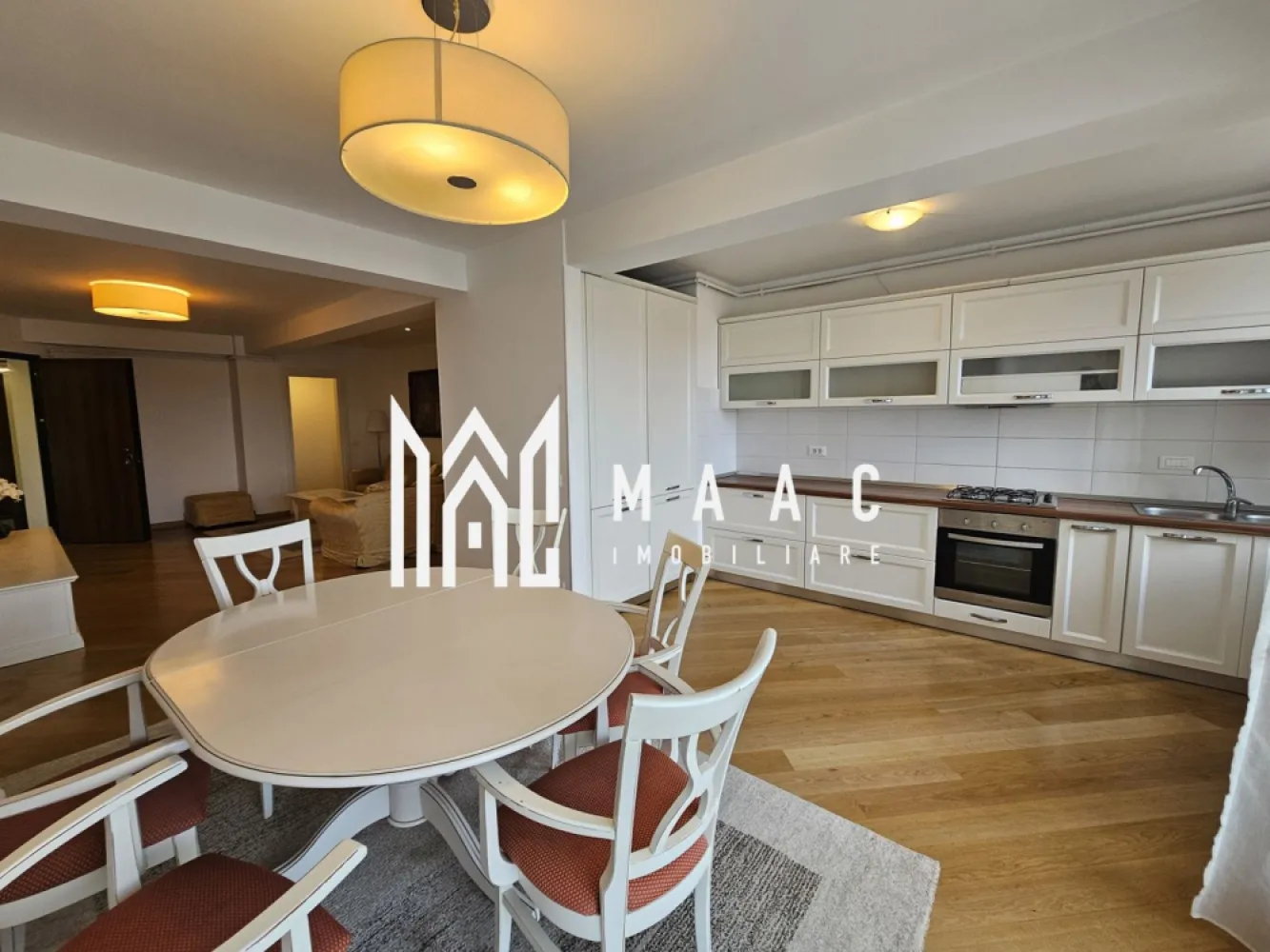 Apartament 3 camere | Etaj 2 | Lift | Calea Dumbravii - MAAC Imobiliare vă propune spre închiriere un apartament modern cu 3 camere, situat în zona Calea Dumbrăvii, una dintre cele mai apreciate și bine conectate zone ale orașului.

Locuința este amplasată la etajul 2 al unui imobil dotat cu lift și dispune de o suprafață utilă generoasă de 90 mp, la care se adaugă două balcoane însumând aproximativ 20 mp — ideale pentru relaxare și confort suplimentar.

Compartimentarea este practică și eficientă, apartamentul fiind compus din:

living spațios și luminos;
2 dormitoare;
bucătărie complet utilată;
2 băi;
2 balcoane.

Proprietatea beneficiază, de asemenea, de:

loc de parcare subteran;
boxă de depozitare la subsol;
finisaje moderne și spații bine întreținute.

Apartamentul este ideal pentru persoane sau familii care își doresc confort, acces facil către punctele de interes ale orașului și un standard ridicat de locuire.

Condiții de închiriere:

nu se acceptă animale de companie;
perioada minimă contractuală este de 12 luni.

Pentru mai multe detalii sau pentru programarea unei vizionări, echipa MAAC Imobiliare vă stă cu drag la dispoziție.
ID: CP3094004.
