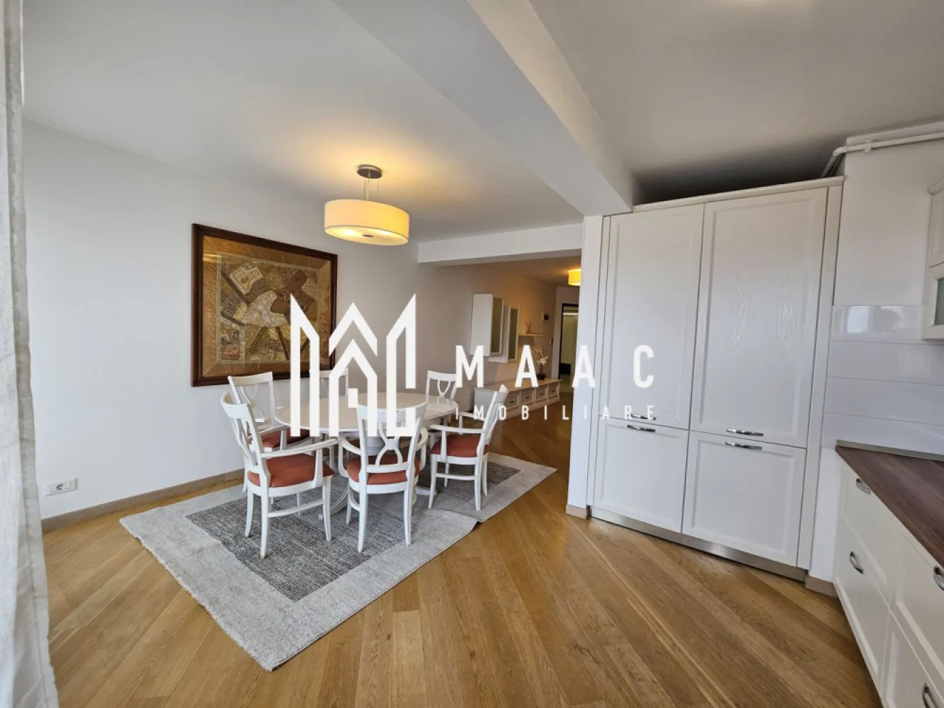 Apartament 3 camere | Etaj 2 | Lift | Calea Dumbravii - MAAC Imobiliare vă propune spre închiriere un apartament modern cu 3 camere, situat în zona Calea Dumbrăvii, una dintre cele mai apreciate și bine conectate zone ale orașului.

Locuința este amplasată la etajul 2 al unui imobil dotat cu lift și dispune de o suprafață utilă generoasă de 90 mp, la care se adaugă două balcoane însumând aproximativ 20 mp — ideale pentru relaxare și confort suplimentar.

Compartimentarea este practică și eficientă, apartamentul fiind compus din:

living spațios și luminos;
2 dormitoare;
bucătărie complet utilată;
2 băi;
2 balcoane.

Proprietatea beneficiază, de asemenea, de:

loc de parcare subteran;
boxă de depozitare la subsol;
finisaje moderne și spații bine întreținute.

Apartamentul este ideal pentru persoane sau familii care își doresc confort, acces facil către punctele de interes ale orașului și un standard ridicat de locuire.

Condiții de închiriere:

nu se acceptă animale de companie;
perioada minimă contractuală este de 12 luni.

Pentru mai multe detalii sau pentru programarea unei vizionări, echipa MAAC Imobiliare vă stă cu drag la dispoziție.
ID: CP3094004.