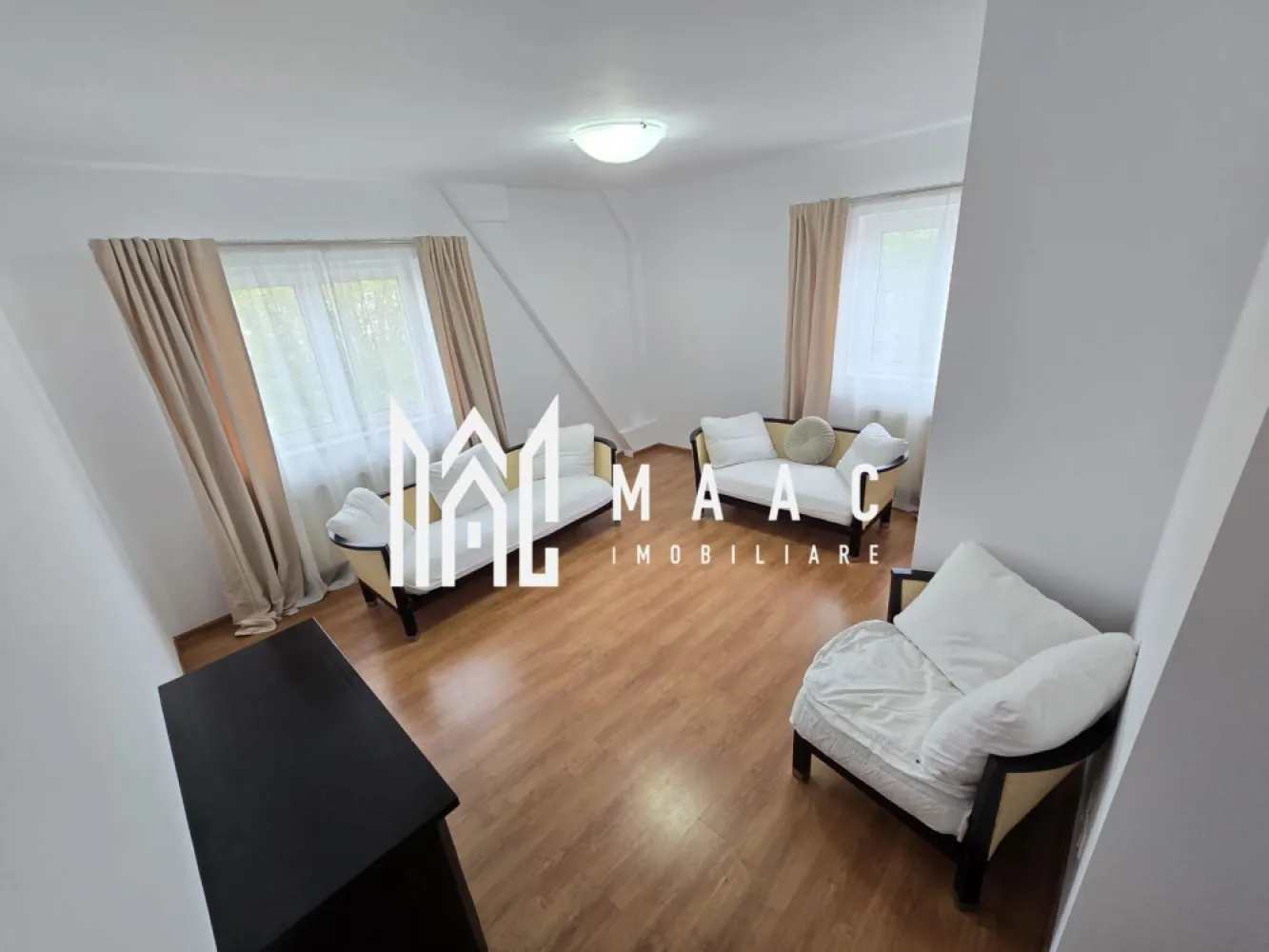 Apartament 3 camere decomandate 2 bai etaj 3 Zona Terezian - Agentia imobiliara Maac va propune spre vanzare un apartament spatios 77 mp utili cu 3 camere decomandate 2 bai situat in Terezian .

Apartamentul este intabulat, liber de sarcini si este dispus pe doua niveluri :

- primul nivel este compus din hol la intrare, baie cu geam, bucatarie separata si living luminos .
- al doilea nivel se face pe scara interioara , spatii depozitare, 2 dormitoare decomandate , baie cu cada si POD pentru depozitare.

Imobilul este recent renovat si este situat langa statii de autobuz , magazine , parc, farmacii etc,,,

Pentru mai multe detalii specificati CP3094016 la telefon .