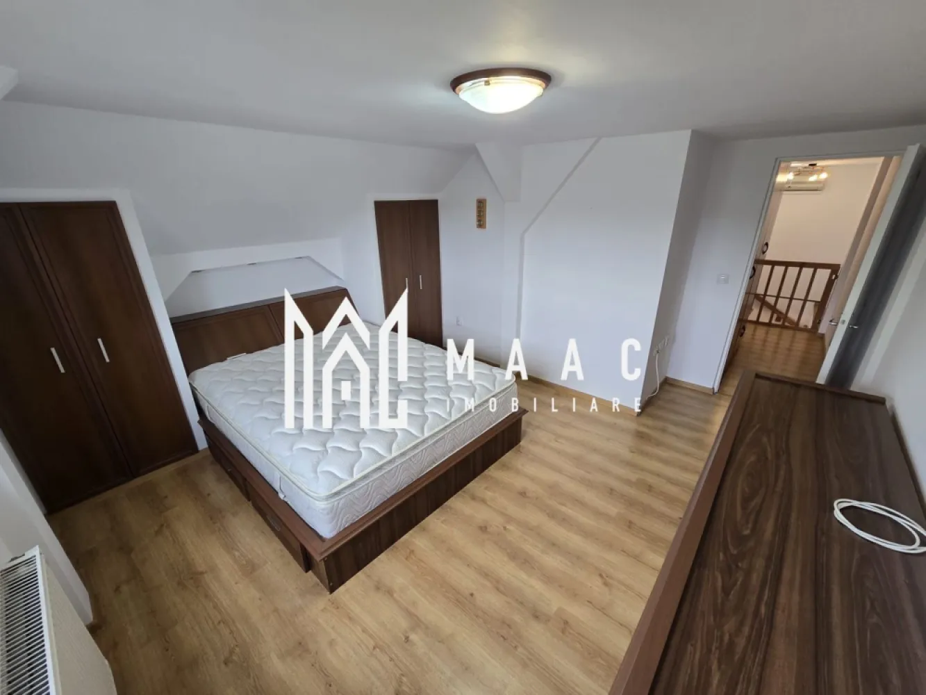 Apartament 3 camere decomandate 2 bai etaj 3 Zona Terezian - Agentia imobiliara Maac va propune spre vanzare un apartament spatios 77 mp utili cu 3 camere decomandate 2 bai situat in Terezian .

Apartamentul este intabulat, liber de sarcini si este dispus pe doua niveluri :

- primul nivel este compus din hol la intrare, baie cu geam, bucatarie separata si living luminos .
- al doilea nivel se face pe scara interioara , spatii depozitare, 2 dormitoare decomandate , baie cu cada si POD pentru depozitare.

Imobilul este recent renovat si este situat langa statii de autobuz , magazine , parc, farmacii etc,,,

Pentru mai multe detalii specificati CP3094016 la telefon .