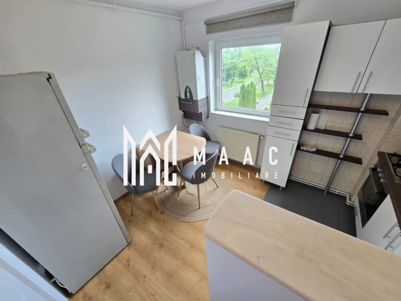 Apartament 3 camere decomandate 2 bai etaj 3 Zona Terezian - Agentia imobiliara Maac va propune spre vanzare un apartament spatios 77 mp utili cu 3 camere decomandate 2 bai situat in Terezian .

Apartamentul este intabulat, liber de sarcini si este dispus pe doua niveluri :

- primul nivel este compus din hol la intrare, baie cu geam, bucatarie separata si living luminos .
- al doilea nivel se face pe scara interioara , spatii depozitare, 2 dormitoare decomandate , baie cu cada si POD pentru depozitare.

Imobilul este recent renovat si este situat langa statii de autobuz , magazine , parc, farmacii etc,,,

Pentru mai multe detalii specificati CP3094016 la telefon .