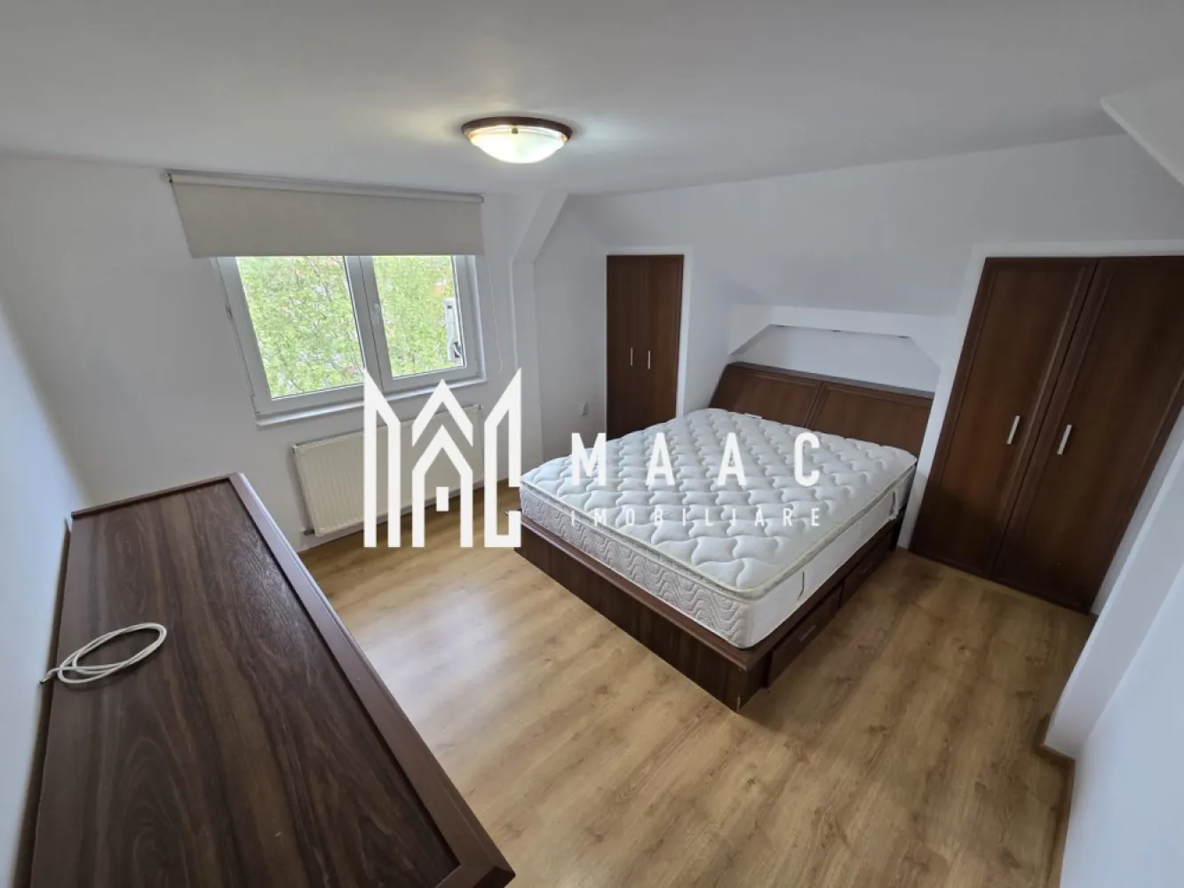 Apartament 3 camere decomandate 2 bai etaj 3 Zona Terezian - Agentia imobiliara Maac va propune spre vanzare un apartament spatios 77 mp utili cu 3 camere decomandate 2 bai situat in Terezian .

Apartamentul este intabulat, liber de sarcini si este dispus pe doua niveluri :

- primul nivel este compus din hol la intrare, baie cu geam, bucatarie separata si living luminos .
- al doilea nivel se face pe scara interioara , spatii depozitare, 2 dormitoare decomandate , baie cu cada si POD pentru depozitare.

Imobilul este recent renovat si este situat langa statii de autobuz , magazine , parc, farmacii etc,,,

Pentru mai multe detalii specificati CP3094016 la telefon .