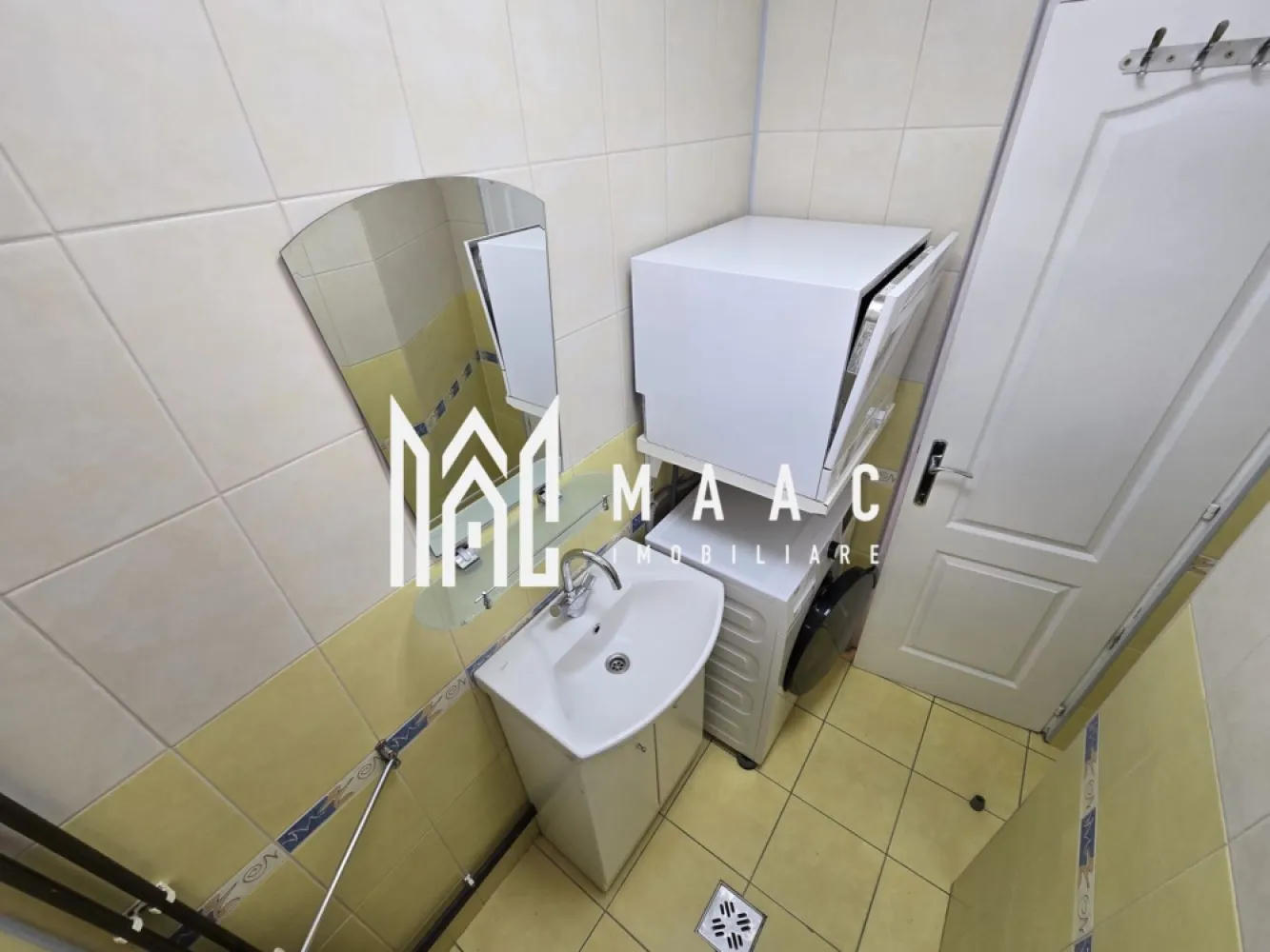 Apartament 3 camere decomandate 2 bai etaj 3 Zona Terezian - Agentia imobiliara Maac va propune spre vanzare un apartament spatios 77 mp utili cu 3 camere decomandate 2 bai situat in Terezian .

Apartamentul este intabulat, liber de sarcini si este dispus pe doua niveluri :

- primul nivel este compus din hol la intrare, baie cu geam, bucatarie separata si living luminos .
- al doilea nivel se face pe scara interioara , spatii depozitare, 2 dormitoare decomandate , baie cu cada si POD pentru depozitare.

Imobilul este recent renovat si este situat langa statii de autobuz , magazine , parc, farmacii etc,,,

Pentru mai multe detalii specificati CP3094016 la telefon .