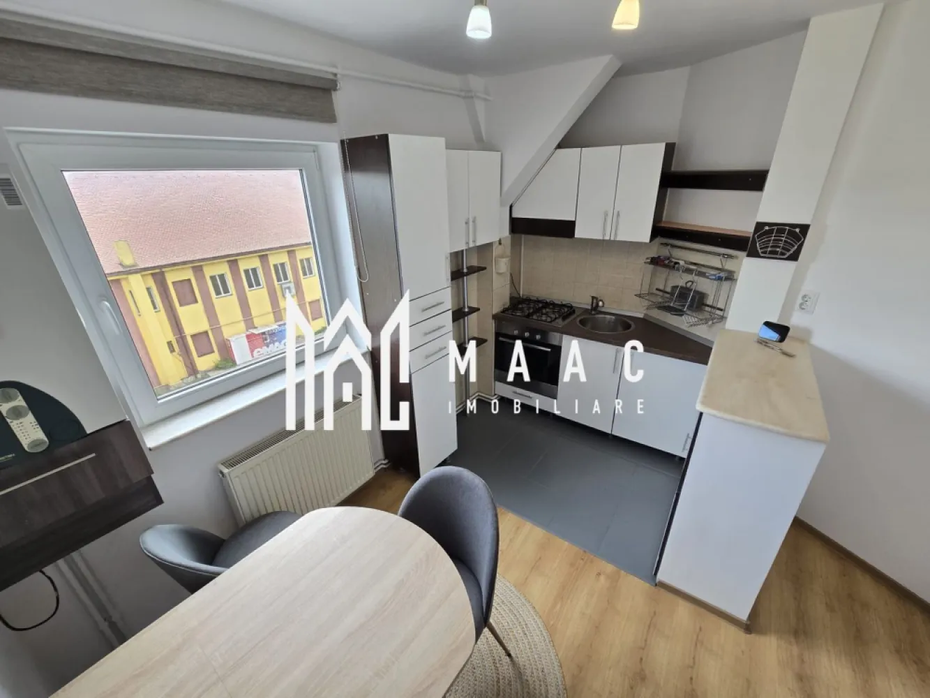 Apartament 3 camere decomandate 2 bai etaj 3 Zona Terezian
