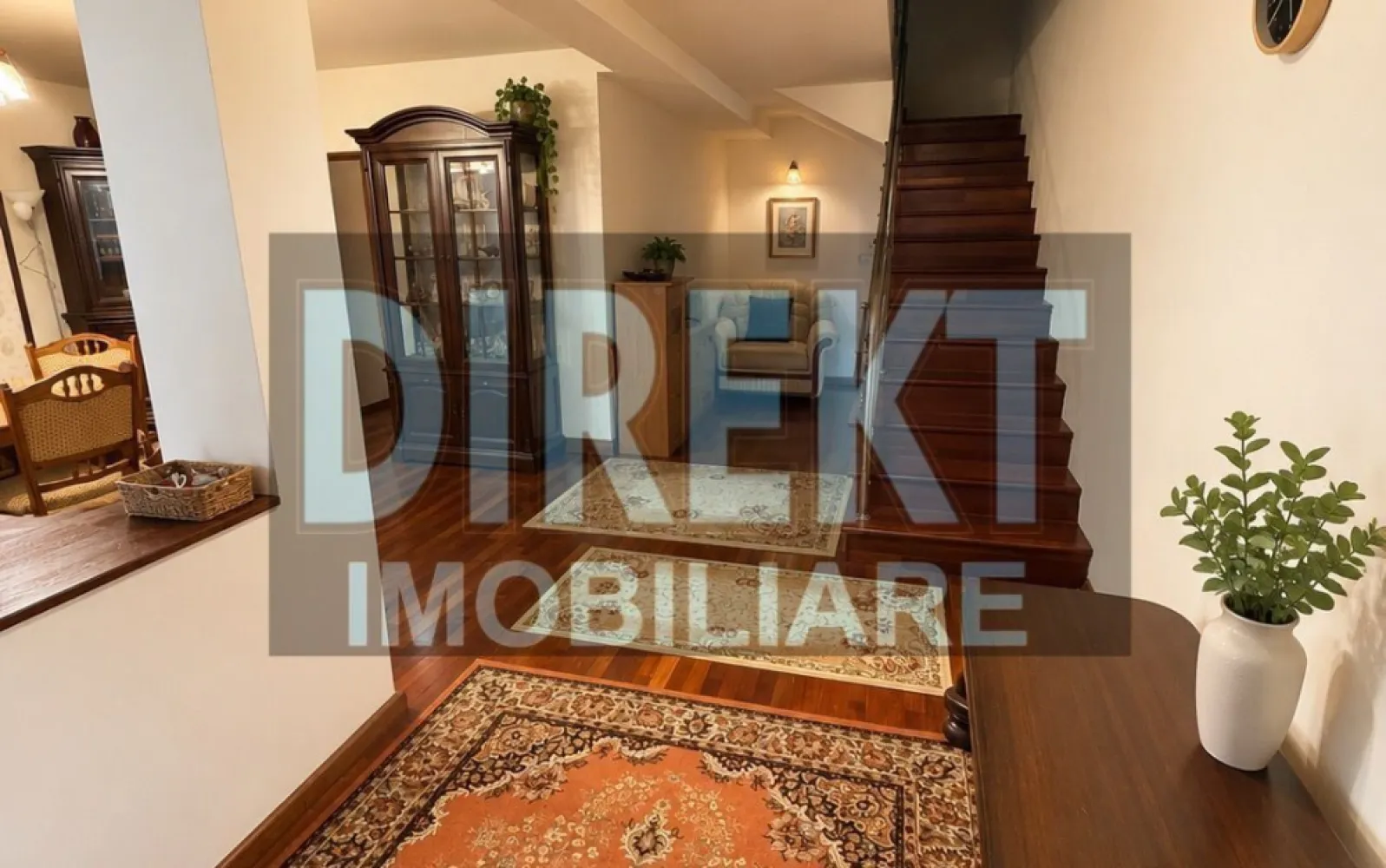 Duplex- zona Dedeman - Duplex situat în partea de jos a orașului, cu o suprafață de 190 mp, ideal pentru o familie care își dorește confort și spațiu.

La parter găsim un salon generos și luminos, bucătărie închisă, spațiu de depozitare și baie de serviciu.

La etaj sunt 3 dormitoare spațioase, fiecare cu ieșire pe balcon.

Proprietatea dispune de curte proprie, spațiu de parcare pentru o mașină și zonă de BBQ.

O locuință practică și bine compartimentată, într-o zonă liniștită și accesibilă.

Caracteristici
Aer conditionat