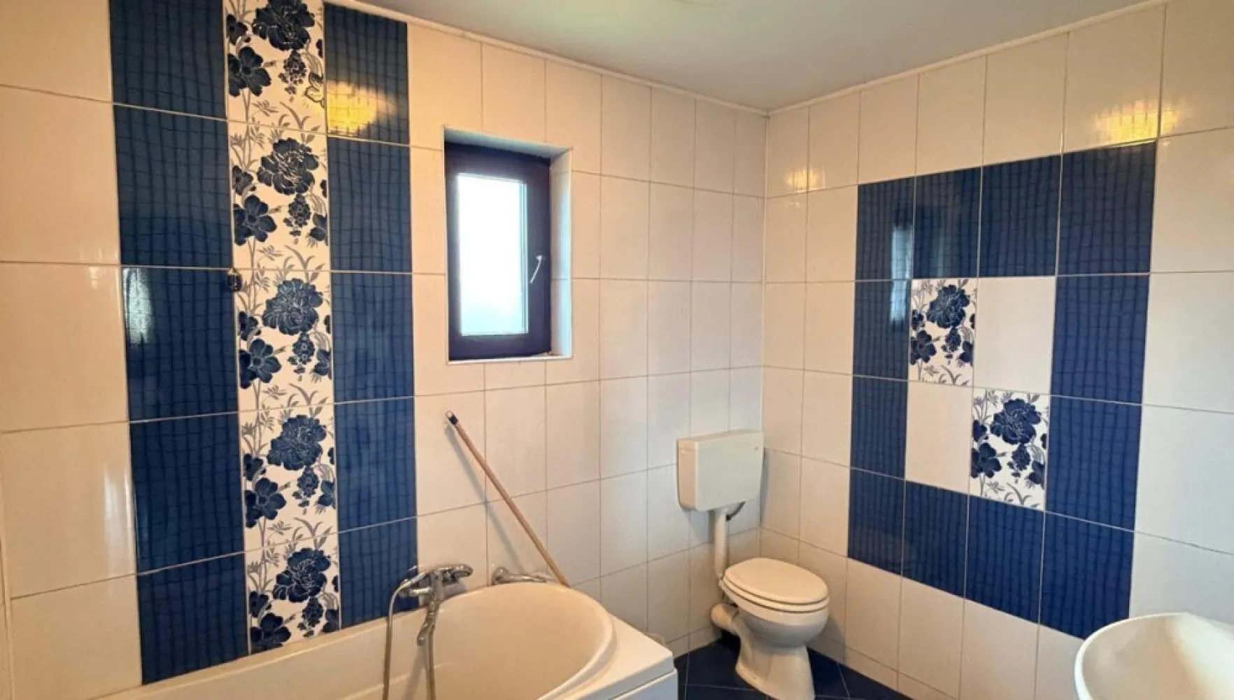 Duplex- zona Dedeman - Duplex situat în partea de jos a orașului, cu o suprafață de 190 mp, ideal pentru o familie care își dorește confort și spațiu.

La parter găsim un salon generos și luminos, bucătărie închisă, spațiu de depozitare și baie de serviciu.

La etaj sunt 3 dormitoare spațioase, fiecare cu ieșire pe balcon.

Proprietatea dispune de curte proprie, spațiu de parcare pentru o mașină și zonă de BBQ.

O locuință practică și bine compartimentată, într-o zonă liniștită și accesibilă.

Caracteristici
Aer conditionat