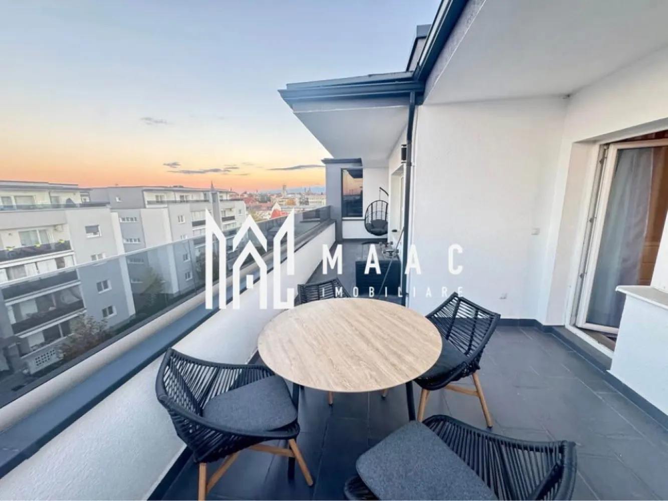 Penthouse Modern cu 3 Dormitoare I 3 Terase I Zona Kogălniceanu - MAAC Imobiliare vă propune spre vânzare un penthouse exclusivist, complet mobilat și utilat, situat într-una dintre cele mai apreciate zone ale Sibiului – Piața Cluj / Kogălniceanu. O proprietate rară, ce îmbină confortul modern cu o locație excelentă, foarte aproape de Centrul Istoric. Caracteristici principale: Suprafață utilă: 88 mp Compartimentare eficientă și echilibrată: Living luminos cu bucătărie open-space 3 dormitoare spațioase 2 băi complet echipate (cadă și duș walk-in) Spații de depozitare inteligent integrate 3 terase generoase, aproximativ 15 mp fiecare, cu acces direct din living și dormitoare Dotări și finisaje premium: Apartament complet mobilat și utilat, mobilier realizat pe comandă Bucătărie modernă, complet echipată (inclusiv mașină de spălat vase) Aer condiționat Băi placate integral cu marmură Etaj superior, cu lumină naturală din abundență și vedere deschisă Terase ideale pentru relaxare și timp de calitate în aer liber Parcare: 2 locuri de parcare incluse în preț (un loc exterior și un loc interior, după caz) Localizare excelentă: Zonă selectă, liniștită și bine conectată Aproximativ 7 minute până în Centrul Istoric Acces rapid către principalele puncte de interes Magazine, școli, parc și supermarketuri în imediata apropiere Proprietatea se poate achiziționa și prin credit bancar. Această proprietate este ideală atât pentru o familie care își dorește un standard ridicat de locuire, cât și pentru investiție într-o zonă cu cerere constantă. Pentru detalii suplimentare, consultanță sau programarea unei vizionări, va rugăm să ne contactati specificand ID: CP2861402. }}