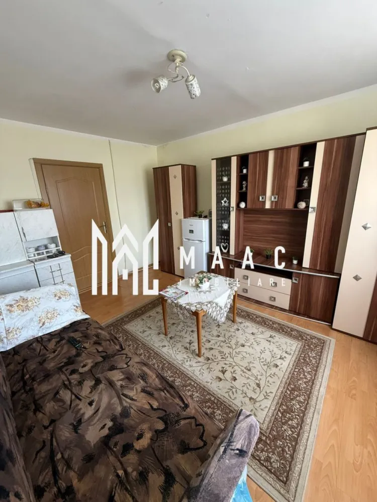 Garsonieră mobilată și luminoasă | Henry Coandă | Etaj 1 - MAAC Imobiliare vă propune spre vânzare o garsonieră cochetă și luminoasă, situată în zona Lazaret, pe strada Henry Coandă.

Locuința este amplasată la etajul 1 al unui bloc izolat termic și beneficiază de o poziționare excelentă pe mijloc, ceea ce oferă un confort termic foarte bun pe tot parcursul anului – călduroasă iarna și răcoroasă vara. Expunerea sudică aduce lumină naturală și soare pe întreaga durată a zilei.

Garsoniera are o suprafață de 21 mp utili (25 mp construiți) și se vinde complet mobilată și utilată, fiind pregătită pentru mutare imediată. Compartimentarea este practică și include chicinetă și baie cu cabină de duș.

Încălzirea se realizează pe curent, actualul proprietar alegând această variantă datorită confortului și costurilor reduse de întreținere. Pentru cei care își doresc centrală proprie, gazul este disponibil chiar la ușă, existând posibilitatea instalării ulterioare.

O proprietate primitoare, bine întreținută și foarte luminoasă, ideală atât pentru locuit, cât și pentru investiție.

Pentru mai multe detalii precizati telefonic ca ati vazut anuntul cu ID: CP3094049.