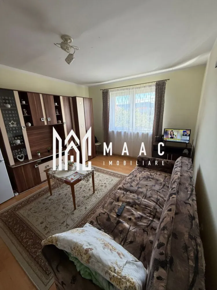 Garsonieră mobilată și luminoasă | Henry Coandă | Etaj 1 - MAAC Imobiliare vă propune spre vânzare o garsonieră cochetă și luminoasă, situată în zona Lazaret, pe strada Henry Coandă.

Locuința este amplasată la etajul 1 al unui bloc izolat termic și beneficiază de o poziționare excelentă pe mijloc, ceea ce oferă un confort termic foarte bun pe tot parcursul anului – călduroasă iarna și răcoroasă vara. Expunerea sudică aduce lumină naturală și soare pe întreaga durată a zilei.

Garsoniera are o suprafață de 21 mp utili (25 mp construiți) și se vinde complet mobilată și utilată, fiind pregătită pentru mutare imediată. Compartimentarea este practică și include chicinetă și baie cu cabină de duș.

Încălzirea se realizează pe curent, actualul proprietar alegând această variantă datorită confortului și costurilor reduse de întreținere. Pentru cei care își doresc centrală proprie, gazul este disponibil chiar la ușă, existând posibilitatea instalării ulterioare.

O proprietate primitoare, bine întreținută și foarte luminoasă, ideală atât pentru locuit, cât și pentru investiție.

Pentru mai multe detalii precizati telefonic ca ati vazut anuntul cu ID: CP3094049.
