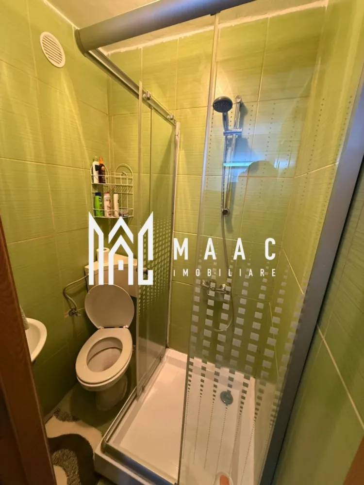 Garsonieră mobilată și luminoasă | Henry Coandă | Etaj 1 - MAAC Imobiliare vă propune spre vânzare o garsonieră cochetă și luminoasă, situată în zona Lazaret, pe strada Henry Coandă.

Locuința este amplasată la etajul 1 al unui bloc izolat termic și beneficiază de o poziționare excelentă pe mijloc, ceea ce oferă un confort termic foarte bun pe tot parcursul anului – călduroasă iarna și răcoroasă vara. Expunerea sudică aduce lumină naturală și soare pe întreaga durată a zilei.

Garsoniera are o suprafață de 21 mp utili (25 mp construiți) și se vinde complet mobilată și utilată, fiind pregătită pentru mutare imediată. Compartimentarea este practică și include chicinetă și baie cu cabină de duș.

Încălzirea se realizează pe curent, actualul proprietar alegând această variantă datorită confortului și costurilor reduse de întreținere. Pentru cei care își doresc centrală proprie, gazul este disponibil chiar la ușă, existând posibilitatea instalării ulterioare.

O proprietate primitoare, bine întreținută și foarte luminoasă, ideală atât pentru locuit, cât și pentru investiție.

Pentru mai multe detalii precizati telefonic ca ati vazut anuntul cu ID: CP3094049.