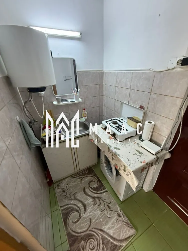 Garsonieră mobilată și luminoasă | Henry Coandă | Etaj 1 - MAAC Imobiliare vă propune spre vânzare o garsonieră cochetă și luminoasă, situată în zona Lazaret, pe strada Henry Coandă.

Locuința este amplasată la etajul 1 al unui bloc izolat termic și beneficiază de o poziționare excelentă pe mijloc, ceea ce oferă un confort termic foarte bun pe tot parcursul anului – călduroasă iarna și răcoroasă vara. Expunerea sudică aduce lumină naturală și soare pe întreaga durată a zilei.

Garsoniera are o suprafață de 21 mp utili (25 mp construiți) și se vinde complet mobilată și utilată, fiind pregătită pentru mutare imediată. Compartimentarea este practică și include chicinetă și baie cu cabină de duș.

Încălzirea se realizează pe curent, actualul proprietar alegând această variantă datorită confortului și costurilor reduse de întreținere. Pentru cei care își doresc centrală proprie, gazul este disponibil chiar la ușă, existând posibilitatea instalării ulterioare.

O proprietate primitoare, bine întreținută și foarte luminoasă, ideală atât pentru locuit, cât și pentru investiție.

Pentru mai multe detalii precizati telefonic ca ati vazut anuntul cu ID: CP3094049.