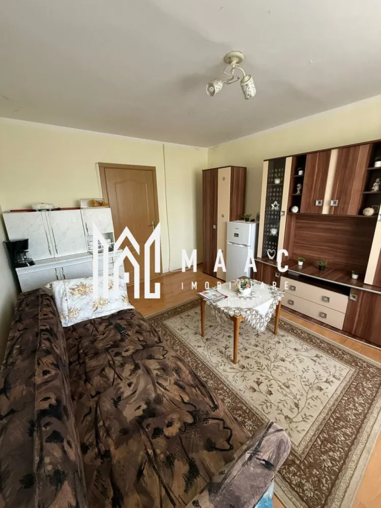 Garsonieră mobilată și luminoasă | Henry Coandă | Etaj 1 - MAAC Imobiliare vă propune spre vânzare o garsonieră cochetă și luminoasă, situată în zona Lazaret, pe strada Henry Coandă.

Locuința este amplasată la etajul 1 al unui bloc izolat termic și beneficiază de o poziționare excelentă pe mijloc, ceea ce oferă un confort termic foarte bun pe tot parcursul anului – călduroasă iarna și răcoroasă vara. Expunerea sudică aduce lumină naturală și soare pe întreaga durată a zilei.

Garsoniera are o suprafață de 21 mp utili (25 mp construiți) și se vinde complet mobilată și utilată, fiind pregătită pentru mutare imediată. Compartimentarea este practică și include chicinetă și baie cu cabină de duș.

Încălzirea se realizează pe curent, actualul proprietar alegând această variantă datorită confortului și costurilor reduse de întreținere. Pentru cei care își doresc centrală proprie, gazul este disponibil chiar la ușă, existând posibilitatea instalării ulterioare.

O proprietate primitoare, bine întreținută și foarte luminoasă, ideală atât pentru locuit, cât și pentru investiție.

Pentru mai multe detalii precizati telefonic ca ati vazut anuntul cu ID: CP3094049.