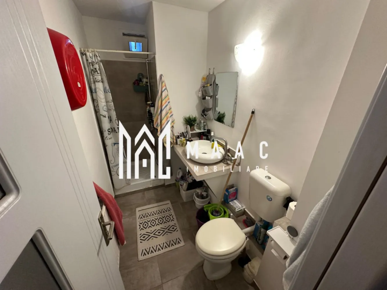 Apartament | 2 camere | Parter | Terezian - MAAC vă propune spre vânzare un apartament cu 2 camere, situat în cartierul Terezian la parterul unui imobil bine întreținut.

Locuința are o suprafață utilă de 54 mp și este compartimentată eficient, oferind confort și funcționalitate pentru viitorii proprietari. Apartamentul se vinde complet mobilat și utilat, fiind pregătit pentru mutare imediată.

Compartimentare:
living spațios și luminos;
dormitor confortabil;
bucătărie separată, complet echipată;
baie;
hol

Avantaje:
parter – acces facil;
zonă liniștită, cu acces rapid către punctele de interes;
magazine, stații de transport și școli în apropiere;
ideal atât pentru locuit, cât și pentru investiție.

Pentru mai multe detalii și programarea unei vizionări, precizați telefonic că ați văzut anunțul cu CP3094131