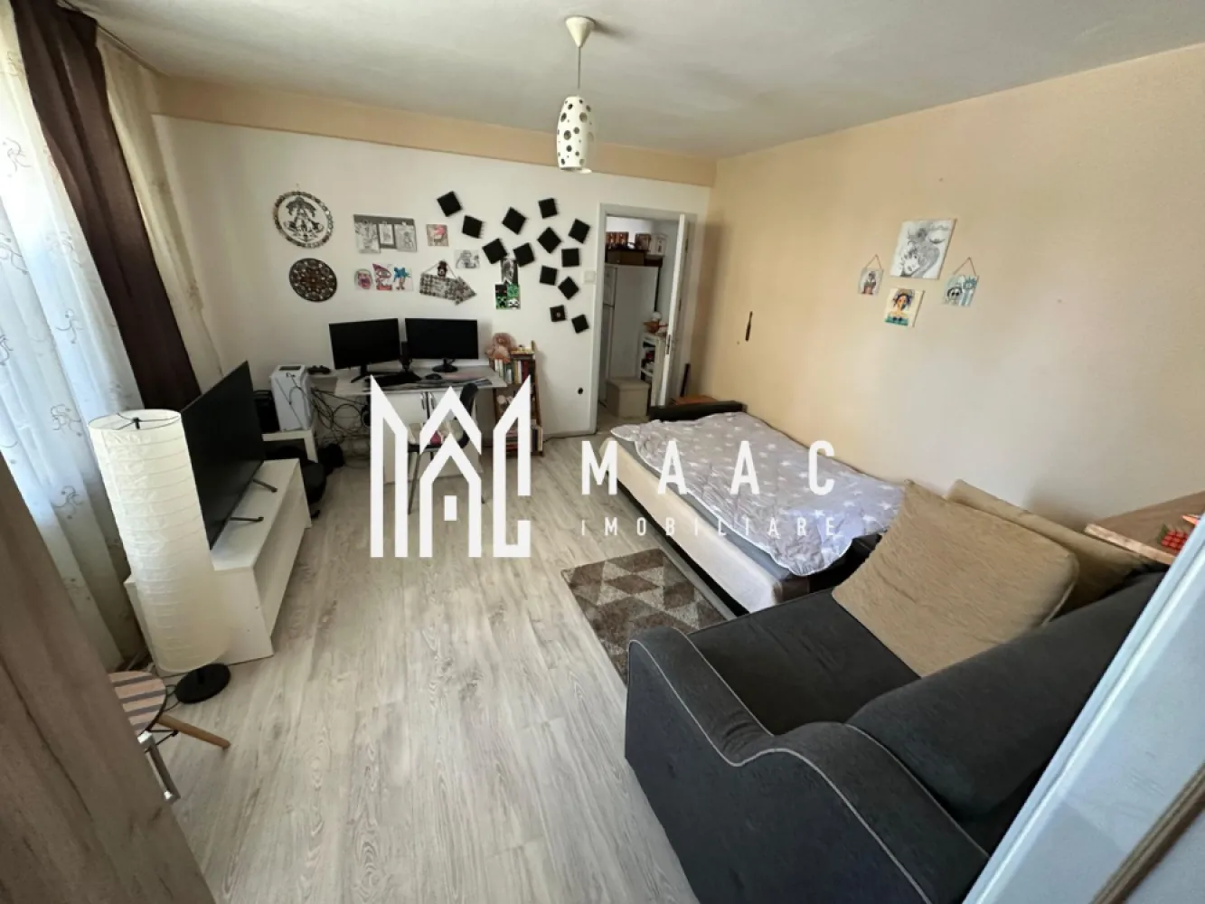 Apartament | 2 camere | Parter | Terezian - MAAC vă propune spre vânzare un apartament cu 2 camere, situat în cartierul Terezian la parterul unui imobil bine întreținut.

Locuința are o suprafață utilă de 54 mp și este compartimentată eficient, oferind confort și funcționalitate pentru viitorii proprietari. Apartamentul se vinde complet mobilat și utilat, fiind pregătit pentru mutare imediată.

Compartimentare:
living spațios și luminos;
dormitor confortabil;
bucătărie separată, complet echipată;
baie;
hol

Avantaje:
parter – acces facil;
zonă liniștită, cu acces rapid către punctele de interes;
magazine, stații de transport și școli în apropiere;
ideal atât pentru locuit, cât și pentru investiție.

Pentru mai multe detalii și programarea unei vizionări, precizați telefonic că ați văzut anunțul cu CP3094131