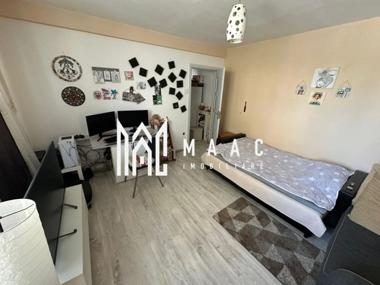 Apartament | 2 camere | Parter | Terezian - MAAC vă propune spre vânzare un apartament cu 2 camere, situat în cartierul Terezian la parterul unui imobil bine întreținut.

Locuința are o suprafață utilă de 54 mp și este compartimentată eficient, oferind confort și funcționalitate pentru viitorii proprietari. Apartamentul se vinde complet mobilat și utilat, fiind pregătit pentru mutare imediată.

Compartimentare:
living spațios și luminos;
dormitor confortabil;
bucătărie separată, complet echipată;
baie;
hol

Avantaje:
parter – acces facil;
zonă liniștită, cu acces rapid către punctele de interes;
magazine, stații de transport și școli în apropiere;
ideal atât pentru locuit, cât și pentru investiție.

Pentru mai multe detalii și programarea unei vizionări, precizați telefonic că ați văzut anunțul cu CP3094131