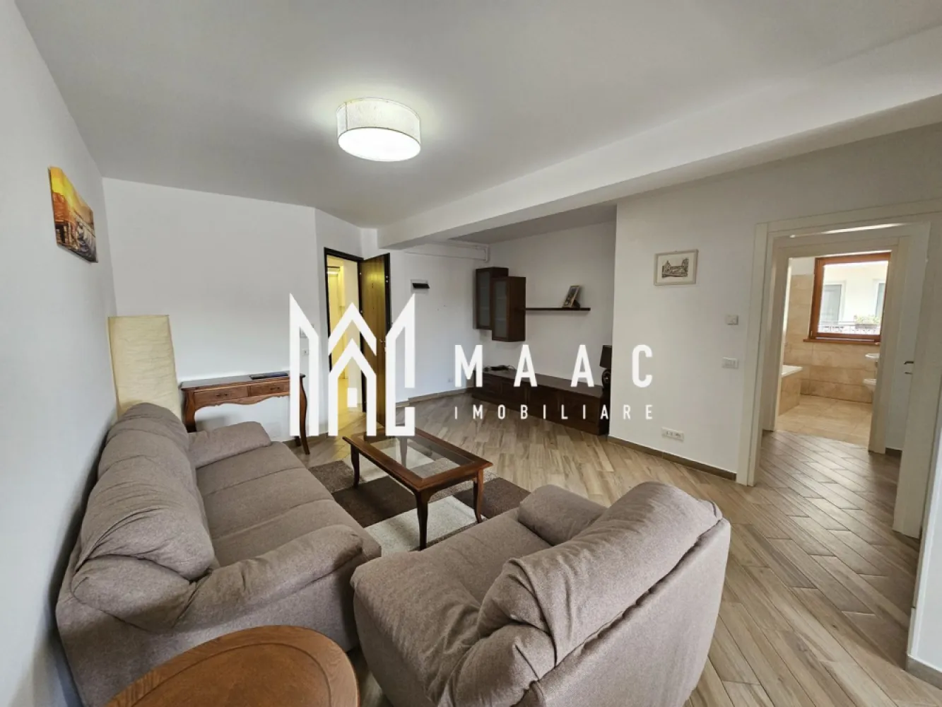 Apartament 3 camere | Etaj 2 | Lift | Calea Dumbravii - MAAC Imobiliare vă propune spre închiriere un apartament modern cu 3 camere, situat în zona Calea Dumbrăvii, una dintre cele mai apreciate și bine conectate zone ale orașului.

Locuința este amplasată la etajul 2 al unui imobil dotat cu lift și dispune de o suprafață utilă generoasă de 85 mp, la care se adaugă două balcoane însumând aproximativ 20 mp — ideale pentru relaxare și confort suplimentar.

Compartimentarea este practică și eficientă, apartamentul fiind compus din:

living spațios și luminos;
2 dormitoare;
bucătărie complet utilată;
2 băi;
2 balcoane.

Proprietatea beneficiază, de asemenea, de:

loc de parcare subteran;
boxă de depozitare la subsol;
finisaje moderne și spații bine întreținute.

Apartamentul este ideal pentru persoane sau familii care își doresc confort, acces facil către punctele de interes ale orașului și un standard ridicat de locuire.

Condiții de închiriere:

nu se acceptă animale de companie;
perioada minimă contractuală este de 12 luni.

Pentru mai multe detalii sau pentru programarea unei vizionări, echipa MAAC Imobiliare vă stă cu drag la dispoziție.
ID: CP3094205.