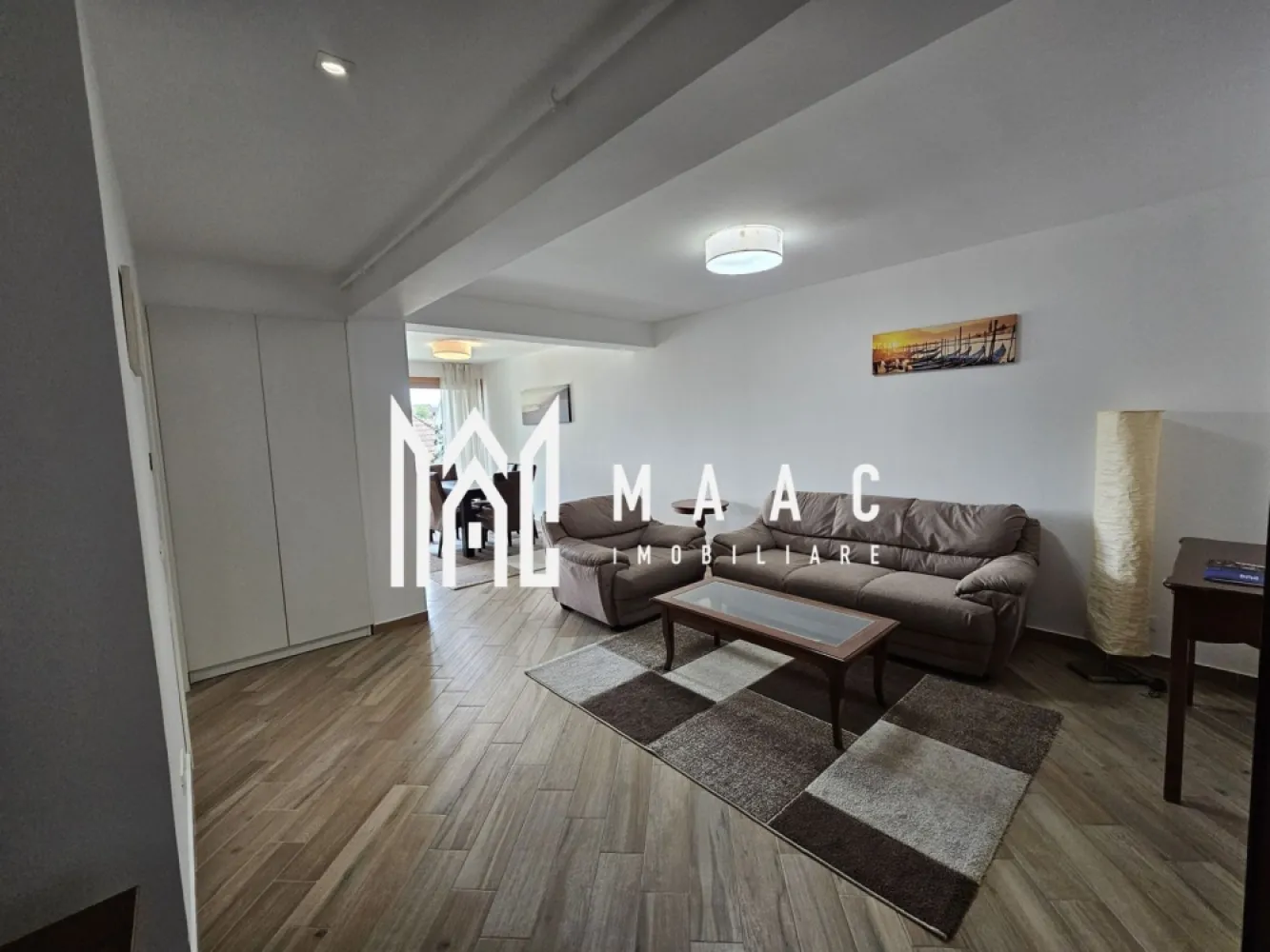 Apartament 3 camere | Etaj 2 | Lift | Calea Dumbravii - MAAC Imobiliare vă propune spre închiriere un apartament modern cu 3 camere, situat în zona Calea Dumbrăvii, una dintre cele mai apreciate și bine conectate zone ale orașului.

Locuința este amplasată la etajul 2 al unui imobil dotat cu lift și dispune de o suprafață utilă generoasă de 85 mp, la care se adaugă două balcoane însumând aproximativ 20 mp — ideale pentru relaxare și confort suplimentar.

Compartimentarea este practică și eficientă, apartamentul fiind compus din:

living spațios și luminos;
2 dormitoare;
bucătărie complet utilată;
2 băi;
2 balcoane.

Proprietatea beneficiază, de asemenea, de:

loc de parcare subteran;
boxă de depozitare la subsol;
finisaje moderne și spații bine întreținute.

Apartamentul este ideal pentru persoane sau familii care își doresc confort, acces facil către punctele de interes ale orașului și un standard ridicat de locuire.

Condiții de închiriere:

nu se acceptă animale de companie;
perioada minimă contractuală este de 12 luni.

Pentru mai multe detalii sau pentru programarea unei vizionări, echipa MAAC Imobiliare vă stă cu drag la dispoziție.
ID: CP3094205.