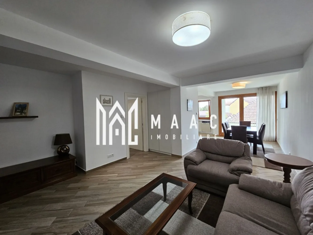 Apartament 3 camere | Etaj 2 | Lift | Calea Dumbravii - MAAC Imobiliare vă propune spre închiriere un apartament modern cu 3 camere, situat în zona Calea Dumbrăvii, una dintre cele mai apreciate și bine conectate zone ale orașului.

Locuința este amplasată la etajul 2 al unui imobil dotat cu lift și dispune de o suprafață utilă generoasă de 85 mp, la care se adaugă două balcoane însumând aproximativ 20 mp — ideale pentru relaxare și confort suplimentar.

Compartimentarea este practică și eficientă, apartamentul fiind compus din:

living spațios și luminos;
2 dormitoare;
bucătărie complet utilată;
2 băi;
2 balcoane.

Proprietatea beneficiază, de asemenea, de:

loc de parcare subteran;
boxă de depozitare la subsol;
finisaje moderne și spații bine întreținute.

Apartamentul este ideal pentru persoane sau familii care își doresc confort, acces facil către punctele de interes ale orașului și un standard ridicat de locuire.

Condiții de închiriere:

nu se acceptă animale de companie;
perioada minimă contractuală este de 12 luni.

Pentru mai multe detalii sau pentru programarea unei vizionări, echipa MAAC Imobiliare vă stă cu drag la dispoziție.
ID: CP3094205.