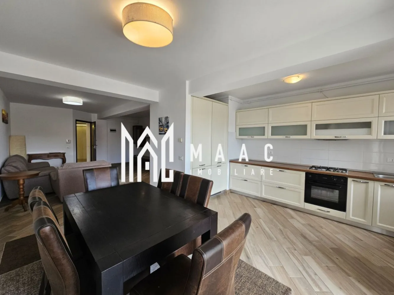 Apartament 3 camere | Etaj 2 | Lift | Calea Dumbravii - MAAC Imobiliare vă propune spre închiriere un apartament modern cu 3 camere, situat în zona Calea Dumbrăvii, una dintre cele mai apreciate și bine conectate zone ale orașului.

Locuința este amplasată la etajul 2 al unui imobil dotat cu lift și dispune de o suprafață utilă generoasă de 85 mp, la care se adaugă două balcoane însumând aproximativ 20 mp — ideale pentru relaxare și confort suplimentar.

Compartimentarea este practică și eficientă, apartamentul fiind compus din:

living spațios și luminos;
2 dormitoare;
bucătărie complet utilată;
2 băi;
2 balcoane.

Proprietatea beneficiază, de asemenea, de:

loc de parcare subteran;
boxă de depozitare la subsol;
finisaje moderne și spații bine întreținute.

Apartamentul este ideal pentru persoane sau familii care își doresc confort, acces facil către punctele de interes ale orașului și un standard ridicat de locuire.

Condiții de închiriere:

nu se acceptă animale de companie;
perioada minimă contractuală este de 12 luni.

Pentru mai multe detalii sau pentru programarea unei vizionări, echipa MAAC Imobiliare vă stă cu drag la dispoziție.
ID: CP3094205.