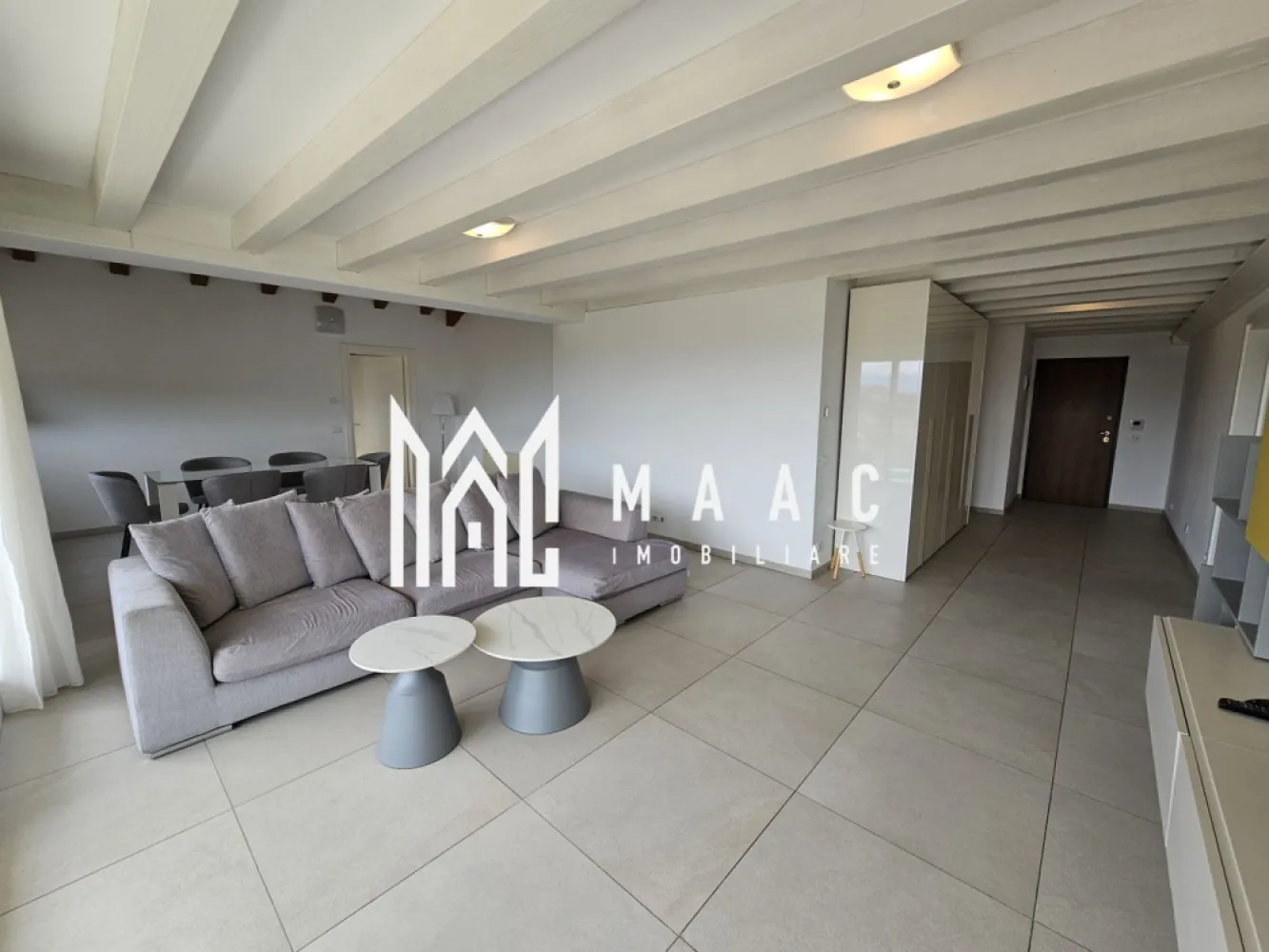 Apartament 3 camere | Etaj 4 | Lift | Calea Dumbravii - MAAC Imobiliare vă propune spre închiriere un apartament modern cu 3 camere, situat în zona Calea Dumbrăvii, una dintre cele mai apreciate și bine conectate zone ale orașului.

Locuința este amplasată la etajul 2 al unui imobil dotat cu lift și dispune de o suprafață utilă generoasă de 120 mp, la care se adaugă două balcoane însumând aproximativ 35 mp — ideale pentru relaxare și confort suplimentar.

Compartimentarea este practică și eficientă, apartamentul fiind compus din:

living spațios și luminos;
2 dormitoare;
bucătărie complet utilată;
2 băi;
2 balcoane.

Proprietatea beneficiază, de asemenea, de:

loc de parcare subteran;
boxă de depozitare la subsol;
finisaje moderne și spații bine întreținute.

Apartamentul este ideal pentru persoane sau familii care își doresc confort, acces facil către punctele de interes ale orașului și un standard ridicat de locuire.

Condiții de închiriere:

nu se acceptă animale de companie;
perioada minimă contractuală este de 12 luni.

Pentru mai multe detalii sau pentru programarea unei vizionări, echipa MAAC Imobiliare vă stă cu drag la dispoziție.
ID: CP3094227.