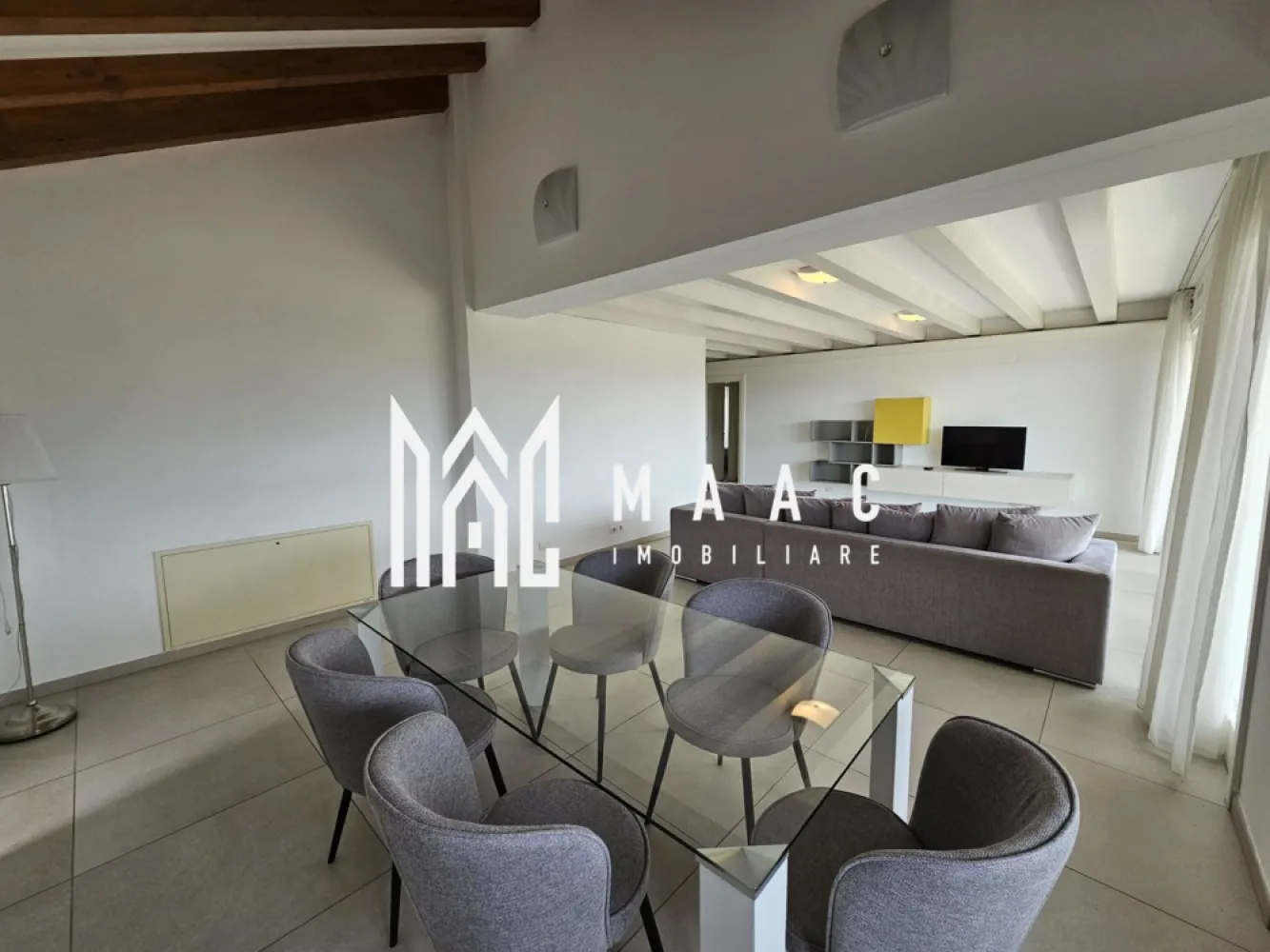Apartament 3 camere | Etaj 4 | Lift | Calea Dumbravii - MAAC Imobiliare vă propune spre închiriere un apartament modern cu 3 camere, situat în zona Calea Dumbrăvii, una dintre cele mai apreciate și bine conectate zone ale orașului.

Locuința este amplasată la etajul 2 al unui imobil dotat cu lift și dispune de o suprafață utilă generoasă de 120 mp, la care se adaugă două balcoane însumând aproximativ 35 mp — ideale pentru relaxare și confort suplimentar.

Compartimentarea este practică și eficientă, apartamentul fiind compus din:

living spațios și luminos;
2 dormitoare;
bucătărie complet utilată;
2 băi;
2 balcoane.

Proprietatea beneficiază, de asemenea, de:

loc de parcare subteran;
boxă de depozitare la subsol;
finisaje moderne și spații bine întreținute.

Apartamentul este ideal pentru persoane sau familii care își doresc confort, acces facil către punctele de interes ale orașului și un standard ridicat de locuire.

Condiții de închiriere:

nu se acceptă animale de companie;
perioada minimă contractuală este de 12 luni.

Pentru mai multe detalii sau pentru programarea unei vizionări, echipa MAAC Imobiliare vă stă cu drag la dispoziție.
ID: CP3094227.
