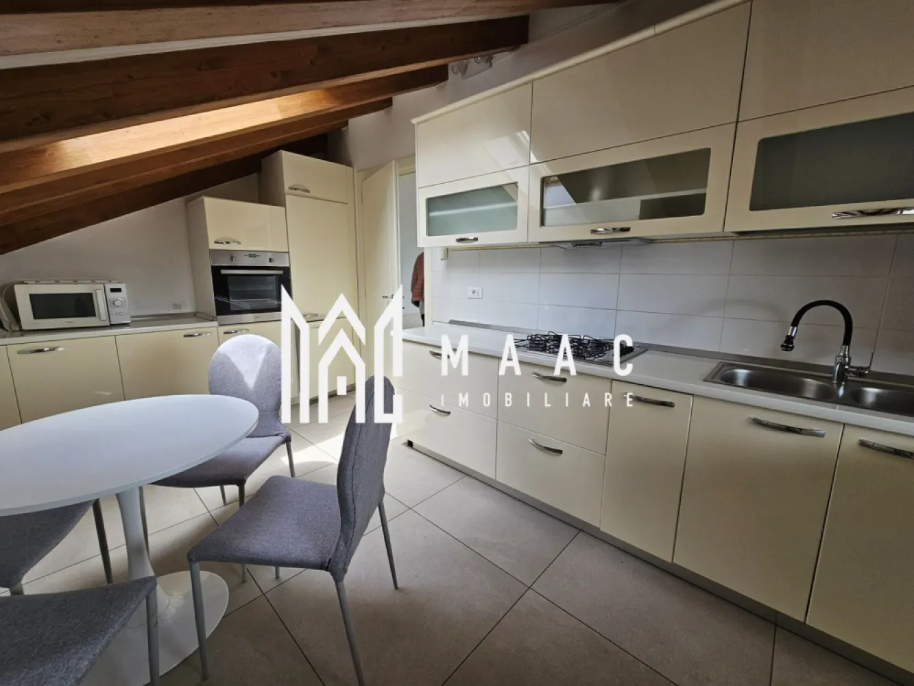 Apartament 3 camere | Etaj 4 | Lift | Calea Dumbravii - MAAC Imobiliare vă propune spre închiriere un apartament modern cu 3 camere, situat în zona Calea Dumbrăvii, una dintre cele mai apreciate și bine conectate zone ale orașului.

Locuința este amplasată la etajul 2 al unui imobil dotat cu lift și dispune de o suprafață utilă generoasă de 120 mp, la care se adaugă două balcoane însumând aproximativ 35 mp — ideale pentru relaxare și confort suplimentar.

Compartimentarea este practică și eficientă, apartamentul fiind compus din:

living spațios și luminos;
2 dormitoare;
bucătărie complet utilată;
2 băi;
2 balcoane.

Proprietatea beneficiază, de asemenea, de:

loc de parcare subteran;
boxă de depozitare la subsol;
finisaje moderne și spații bine întreținute.

Apartamentul este ideal pentru persoane sau familii care își doresc confort, acces facil către punctele de interes ale orașului și un standard ridicat de locuire.

Condiții de închiriere:

nu se acceptă animale de companie;
perioada minimă contractuală este de 12 luni.

Pentru mai multe detalii sau pentru programarea unei vizionări, echipa MAAC Imobiliare vă stă cu drag la dispoziție.
ID: CP3094227.