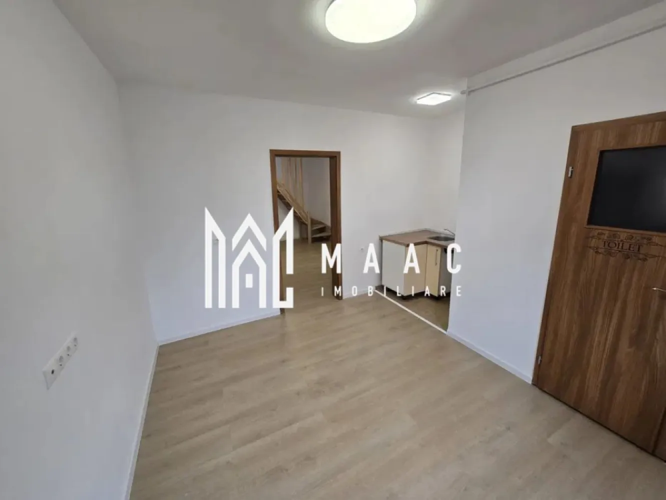 Apartament 3 camere | 65 mp | Zona Lazaret - MAAC Imobiliare vă propune spre vânzare un apartament cu 3 camere situat la casă, cu acces direct din stradă, amplasat într-o zonă centrală și bine conectată a orașului Sibiu – zona Gării. Proprietatea reprezintă o oportunitate excelentă atât pentru locuit, cât și pentru desfășurarea unor activități de birouri, cabinet sau alte activități comerciale, datorită poziționării avantajoase și accesului facil către principalele puncte de interes ale orașului.

Apartamentul are o suprafață utilă de aproximativ 65 mp și beneficiază de o compartimentare practică, gândită pentru confort și funcționalitate. Accesul individual direct din stradă oferă un plus de independență și flexibilitate, aspect important atât pentru uz rezidențial, cât și pentru activități profesionale.

Compartimentarea proprietății este realizată astfel:
-3 camere spațioase
-bucătărie
-baie
-hol de acces
-acces direct din stradă

Avantaje și dotări:
-poziționare centrală
-ideal pentru locuință sau birouri
-acces facil către principalele puncte de interes ale orașului
-aproape de magazine și mijloace de transport în comun
-la aproximativ 10 minute de mers pe jos până la mall
-acces individual direct din stradă
-compartimentare practică și versatilă
-zonă cu acces rapid către centrul orașului și zonele comerciale importante

Localizarea în zona Gării din Sibiu oferă conexiuni rapide către centrul orașului, centre comerciale, instituții și zone de interes, ceea ce transformă această proprietate într-o alegere potrivită atât pentru investiție, cât și pentru utilizare personală sau profesională.

Pentru mai multe detalii sau pentru programarea unei vizionări, vă rugăm să ne contactați specificând CP3094430.