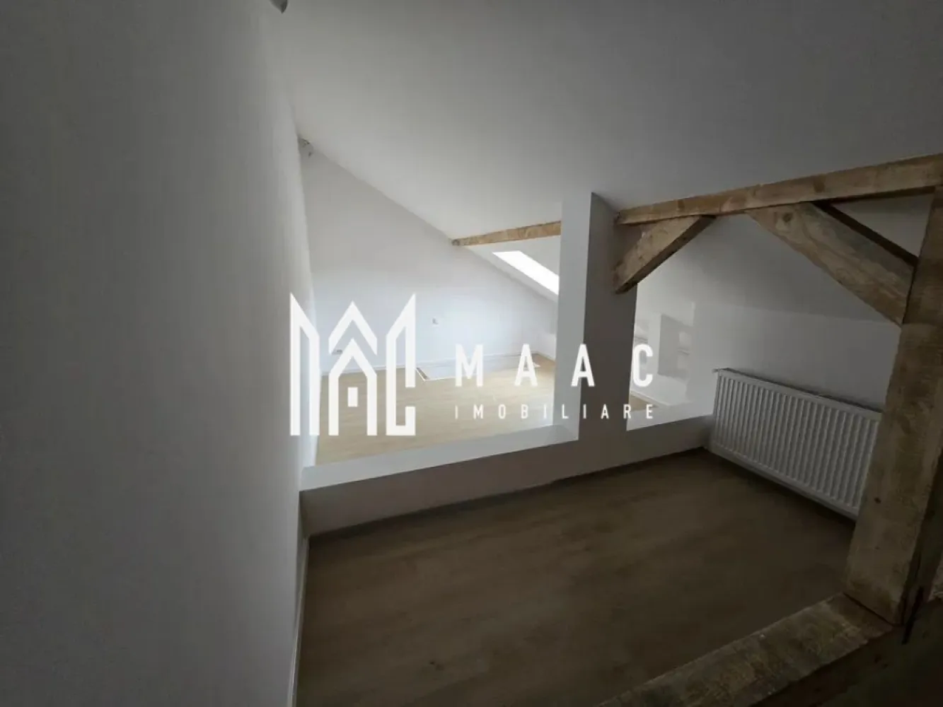 Apartament 3 camere | 65 mp | Zona Lazaret - MAAC Imobiliare vă propune spre vânzare un apartament cu 3 camere situat la casă, cu acces direct din stradă, amplasat într-o zonă centrală și bine conectată a orașului Sibiu – zona Gării. Proprietatea reprezintă o oportunitate excelentă atât pentru locuit, cât și pentru desfășurarea unor activități de birouri, cabinet sau alte activități comerciale, datorită poziționării avantajoase și accesului facil către principalele puncte de interes ale orașului.

Apartamentul are o suprafață utilă de aproximativ 65 mp și beneficiază de o compartimentare practică, gândită pentru confort și funcționalitate. Accesul individual direct din stradă oferă un plus de independență și flexibilitate, aspect important atât pentru uz rezidențial, cât și pentru activități profesionale.

Compartimentarea proprietății este realizată astfel:
-3 camere spațioase
-bucătărie
-baie
-hol de acces
-acces direct din stradă

Avantaje și dotări:
-poziționare centrală
-ideal pentru locuință sau birouri
-acces facil către principalele puncte de interes ale orașului
-aproape de magazine și mijloace de transport în comun
-la aproximativ 10 minute de mers pe jos până la mall
-acces individual direct din stradă
-compartimentare practică și versatilă
-zonă cu acces rapid către centrul orașului și zonele comerciale importante

Localizarea în zona Gării din Sibiu oferă conexiuni rapide către centrul orașului, centre comerciale, instituții și zone de interes, ceea ce transformă această proprietate într-o alegere potrivită atât pentru investiție, cât și pentru utilizare personală sau profesională.

Pentru mai multe detalii sau pentru programarea unei vizionări, vă rugăm să ne contactați specificând CP3094430.