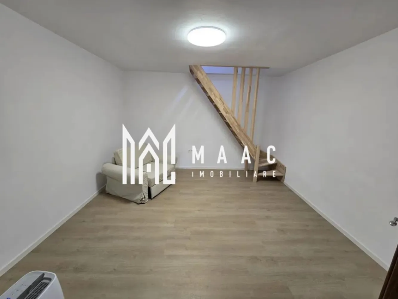 Apartament 3 camere | 65 mp | Zona Lazaret - MAAC Imobiliare vă propune spre vânzare un apartament cu 3 camere situat la casă, cu acces direct din stradă, amplasat într-o zonă centrală și bine conectată a orașului Sibiu – zona Gării. Proprietatea reprezintă o oportunitate excelentă atât pentru locuit, cât și pentru desfășurarea unor activități de birouri, cabinet sau alte activități comerciale, datorită poziționării avantajoase și accesului facil către principalele puncte de interes ale orașului.

Apartamentul are o suprafață utilă de aproximativ 65 mp și beneficiază de o compartimentare practică, gândită pentru confort și funcționalitate. Accesul individual direct din stradă oferă un plus de independență și flexibilitate, aspect important atât pentru uz rezidențial, cât și pentru activități profesionale.

Compartimentarea proprietății este realizată astfel:
-3 camere spațioase
-bucătărie
-baie
-hol de acces
-acces direct din stradă

Avantaje și dotări:
-poziționare centrală
-ideal pentru locuință sau birouri
-acces facil către principalele puncte de interes ale orașului
-aproape de magazine și mijloace de transport în comun
-la aproximativ 10 minute de mers pe jos până la mall
-acces individual direct din stradă
-compartimentare practică și versatilă
-zonă cu acces rapid către centrul orașului și zonele comerciale importante

Localizarea în zona Gării din Sibiu oferă conexiuni rapide către centrul orașului, centre comerciale, instituții și zone de interes, ceea ce transformă această proprietate într-o alegere potrivită atât pentru investiție, cât și pentru utilizare personală sau profesională.

Pentru mai multe detalii sau pentru programarea unei vizionări, vă rugăm să ne contactați specificând CP3094430.