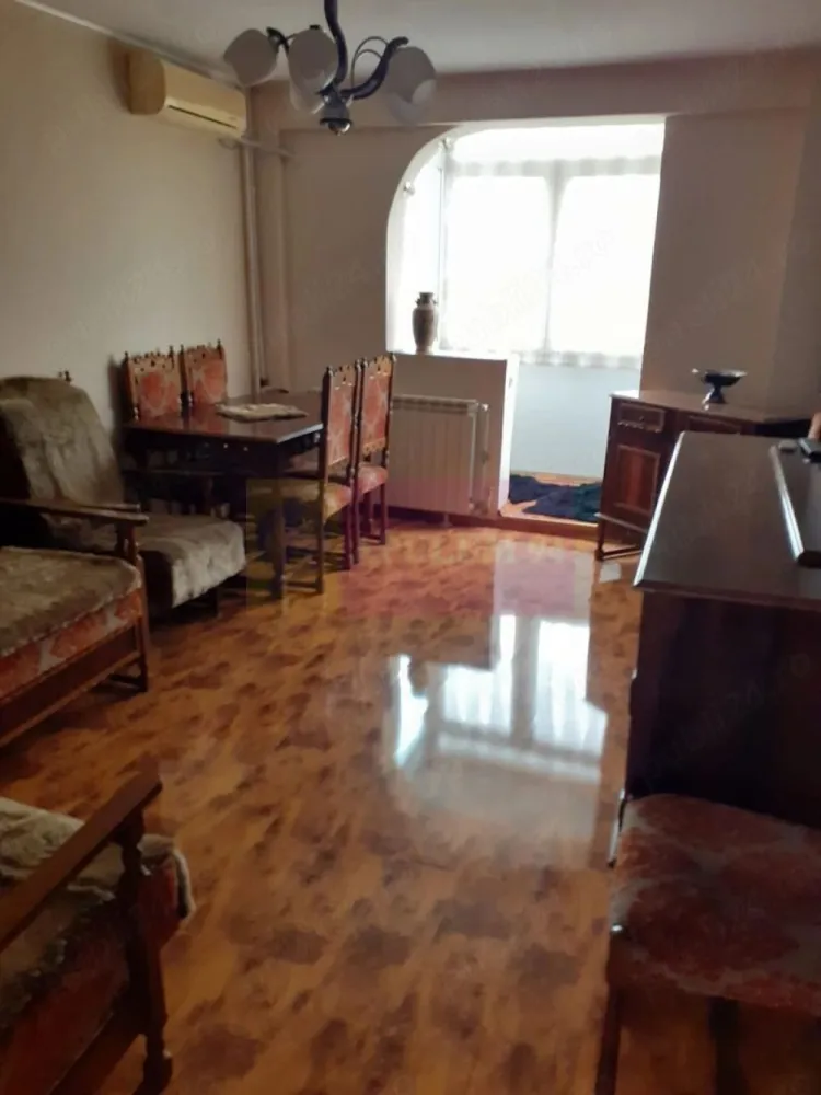 Apartament decomandat, cu 2 camere Lujerului, metrou - Agentia Imobiliara Apulum 94, va ofera un
Apartament de vanzare in zona Lujerului, Militari, la 10 minute, pe jos, de statia de metrou Lujerului. 
Este situat la 5 min, pe jos, fata de 2 gradinite, Scoala nr 117, foarte aproape de Universitatea Politehnica, mall-urile Plaza si Afi Cotroceni si multe alte zone de interes. 
Are vedere in fata blocului, , cat si in spatele blocului, cu o priveliste frumoasa. 
Apartamentul dispune de contor individual de gaze.
Este situat la etajul 6 din 10. 
Blocul este inclus în Programul Local de Reabilitare Termică al Sectorului 6. 
Apartamentul are cadastru, intabulare, toate actele la zi.
In prezent este inchiriat.
