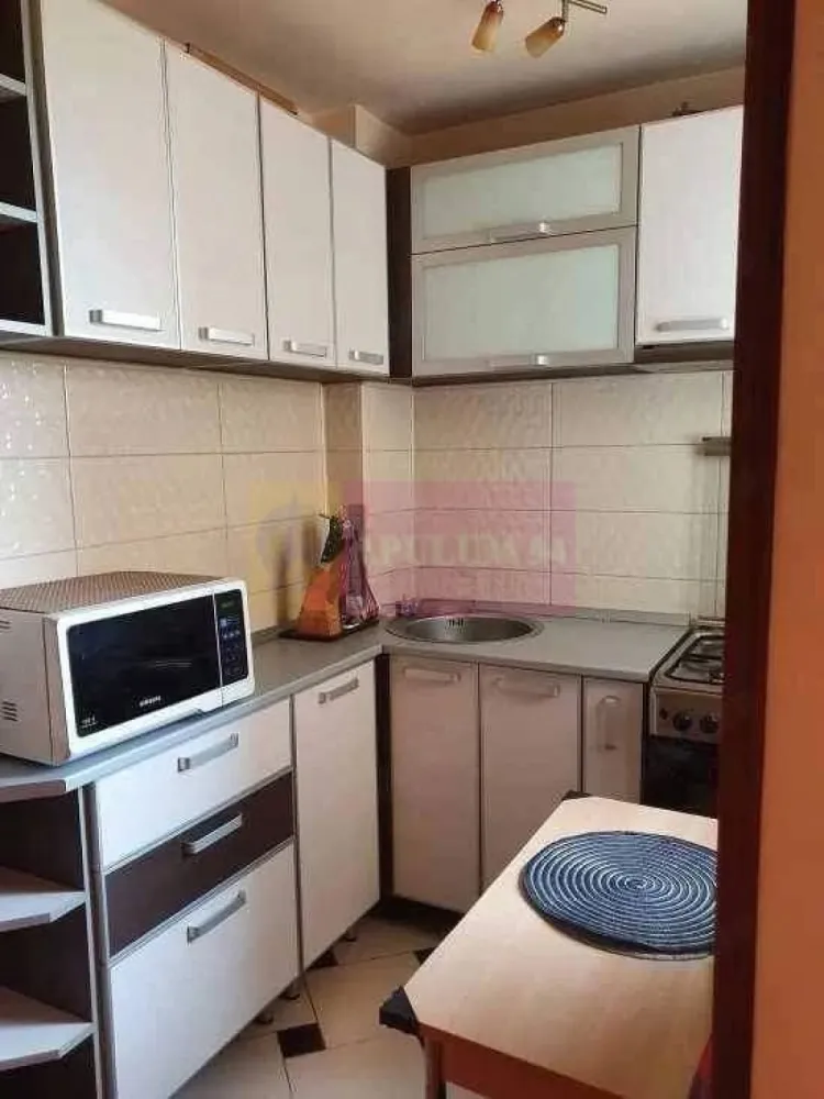 Apartament decomandat, cu 2 camere Lujerului, metrou - Agentia Imobiliara Apulum 94, va ofera un
Apartament de vanzare in zona Lujerului, Militari, la 10 minute, pe jos, de statia de metrou Lujerului. 
Este situat la 5 min, pe jos, fata de 2 gradinite, Scoala nr 117, foarte aproape de Universitatea Politehnica, mall-urile Plaza si Afi Cotroceni si multe alte zone de interes. 
Are vedere in fata blocului, , cat si in spatele blocului, cu o priveliste frumoasa. 
Apartamentul dispune de contor individual de gaze.
Este situat la etajul 6 din 10. 
Blocul este inclus în Programul Local de Reabilitare Termică al Sectorului 6. 
Apartamentul are cadastru, intabulare, toate actele la zi.
In prezent este inchiriat.