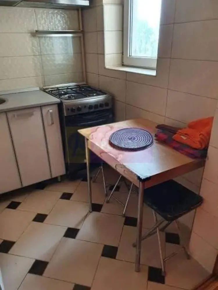 Apartament decomandat, cu 2 camere Lujerului, metrou - Agentia Imobiliara Apulum 94, va ofera un
Apartament de vanzare in zona Lujerului, Militari, la 10 minute, pe jos, de statia de metrou Lujerului. 
Este situat la 5 min, pe jos, fata de 2 gradinite, Scoala nr 117, foarte aproape de Universitatea Politehnica, mall-urile Plaza si Afi Cotroceni si multe alte zone de interes. 
Are vedere in fata blocului, , cat si in spatele blocului, cu o priveliste frumoasa. 
Apartamentul dispune de contor individual de gaze.
Este situat la etajul 6 din 10. 
Blocul este inclus în Programul Local de Reabilitare Termică al Sectorului 6. 
Apartamentul are cadastru, intabulare, toate actele la zi.
In prezent este inchiriat.