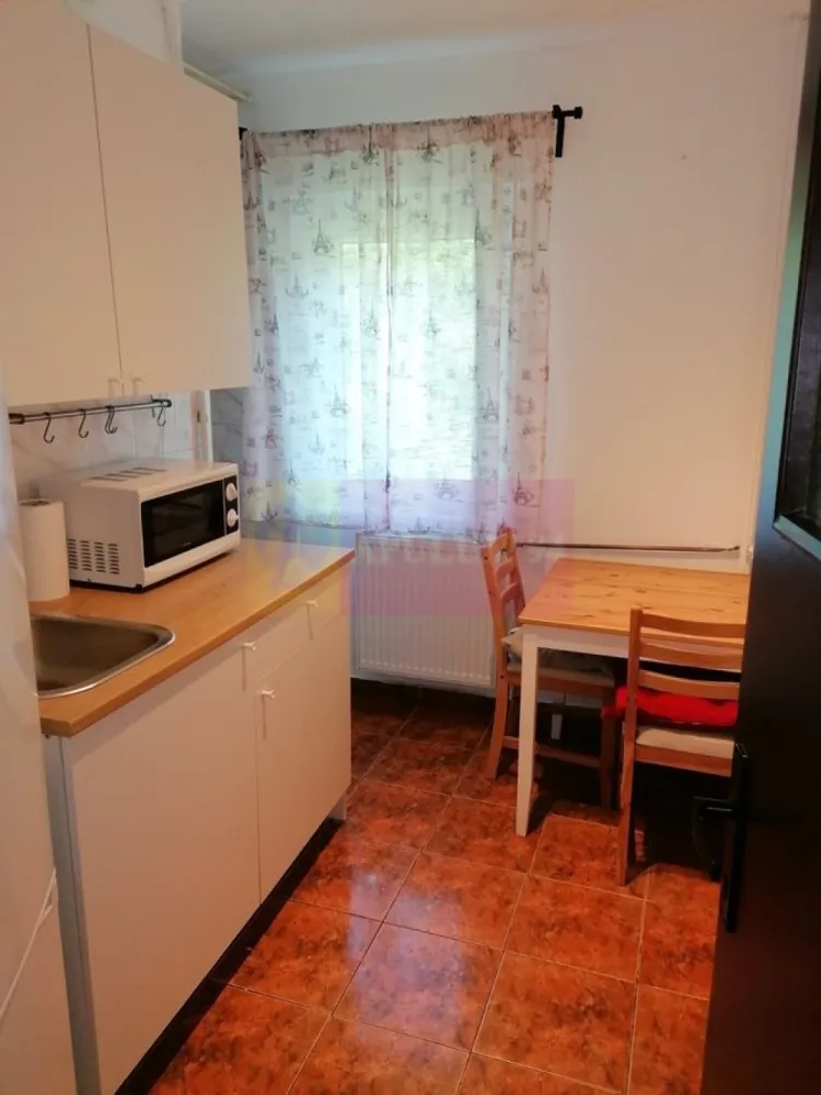 Garsoniera , Virtutii, Militari - Agentia Imobiliara Apulum 94
Va ofera spre vanzare Garsoniera, intr-un bloc din anul 1990, cu o suprafata de 39 m2, aflat la doar 5 minute distanta de statia de autobuz si tramvai 41.
Imobilul se afla la etajul 1/4 orientat spre sud est, cu vedere pe fata blocului , 1 baie, 1 balcon, incalzirea se realizeaza prin termoficare. In apropiere gasiti statia de tramvai 41, autobuz, parcuri, Mall-uri, restaurante, gradinite, scoli.