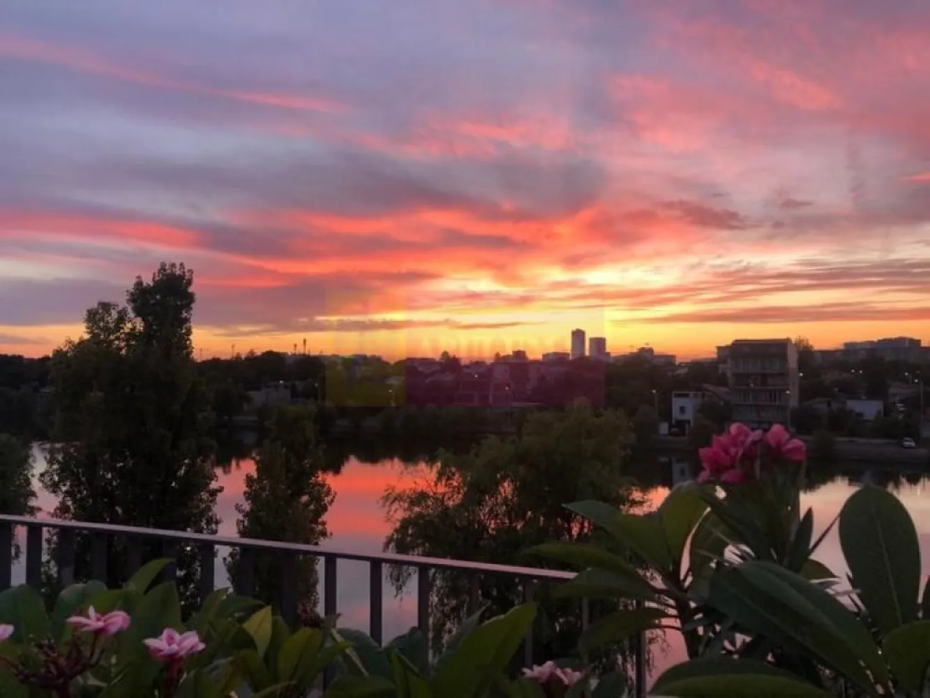 Vanzare ap. 3 cam. cu vedere panoramica pe malul lacului Plumbuita - Agentia Imobiliara Apulum 94, va propune 
De vanzare apartament cu 3 camere situat pe malul lacului Plumbuita in cartierul Colentina. 
Este situat la etajul 3 retras intr-o cladire de 3 etaje cu cate 2 apartamente pe nivel. Are o suprafata totala de 107,23 mp cu o suprafata utila de 75,48 mp si terasa panoramica de 31,75 mp cu orientare spre vest.
Apartamentul se vinde complet mobilat si utilat (inclusiv electrocasnice, vesela etc) si include in pret un garaj si o boxa situate la subsol. 

Dotari si finisaje:
- incalzire in pardoseala
- masina de spalat cu uscator
- masina de spalat vase
- ⁠hota telescopica
- ⁠combina frigorifica
- ⁠plita cu inductie si cuptor electric
- ⁠blat si contrablat din marmura 
- ⁠aer conditionat in fiecare camera
- ⁠parchet din lemn triplustratificat 
- ⁠pardoseala din marmura (bucatarie si baia mare), ardezie (baia mica) si granit (terasa)
- ⁠usi filomuro
- ⁠semineu bioetanol in living
- multiple spatii de depozitare
Atuuri:
- apusuri spectaculoase 
- zona cu foarte multa liniste si verdeata, practic este localizat in parcul Plumbuita 
- ⁠living cu suprafata vitrata foarte mare
-finisaje de calitate
