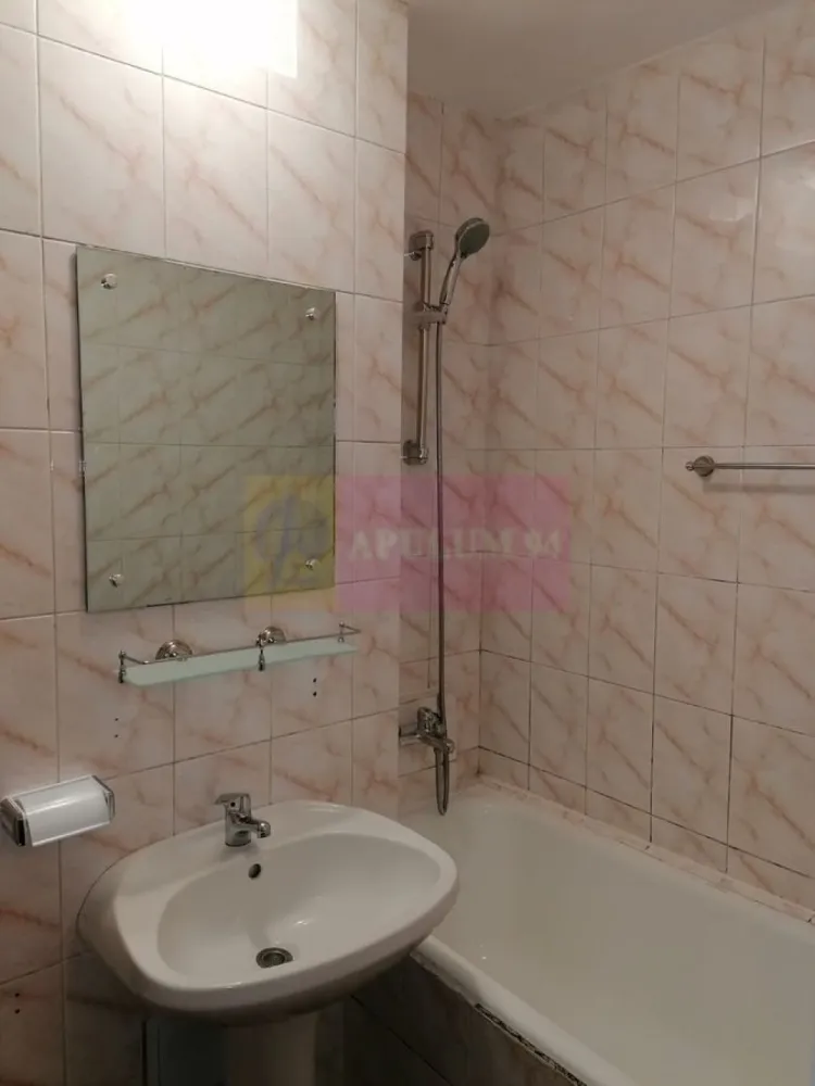 Garsoniera , Virtutii, Militari - Agentia Imobiliara Apulum 94
Va ofera spre vanzare Garsoniera, intr-un bloc din anul 1990, cu o suprafata de 39 m2, aflat la doar 5 minute distanta de statia de autobuz si tramvai 41.
Imobilul se afla la etajul 1/4 orientat spre sud est, cu vedere pe fata blocului , 1 baie, 1 balcon, incalzirea se realizeaza prin termoficare. In apropiere gasiti statia de tramvai 41, autobuz, parcuri, Mall-uri, restaurante, gradinite, scoli.