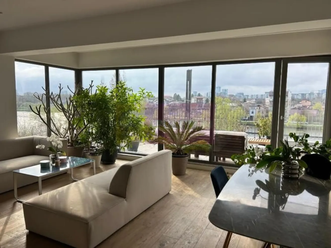 Vanzare ap. 3 cam. cu vedere panoramica pe malul lacului Plumbuita - Agentia Imobiliara Apulum 94, va propune 
De vanzare apartament cu 3 camere situat pe malul lacului Plumbuita in cartierul Colentina. 
Este situat la etajul 3 retras intr-o cladire de 3 etaje cu cate 2 apartamente pe nivel. Are o suprafata totala de 107,23 mp cu o suprafata utila de 75,48 mp si terasa panoramica de 31,75 mp cu orientare spre vest.
Apartamentul se vinde complet mobilat si utilat (inclusiv electrocasnice, vesela etc) si include in pret un garaj si o boxa situate la subsol. 

Dotari si finisaje:
- incalzire in pardoseala
- masina de spalat cu uscator
- masina de spalat vase
- ⁠hota telescopica
- ⁠combina frigorifica
- ⁠plita cu inductie si cuptor electric
- ⁠blat si contrablat din marmura 
- ⁠aer conditionat in fiecare camera
- ⁠parchet din lemn triplustratificat 
- ⁠pardoseala din marmura (bucatarie si baia mare), ardezie (baia mica) si granit (terasa)
- ⁠usi filomuro
- ⁠semineu bioetanol in living
- multiple spatii de depozitare
Atuuri:
- apusuri spectaculoase 
- zona cu foarte multa liniste si verdeata, practic este localizat in parcul Plumbuita 
- ⁠living cu suprafata vitrata foarte mare
-finisaje de calitate