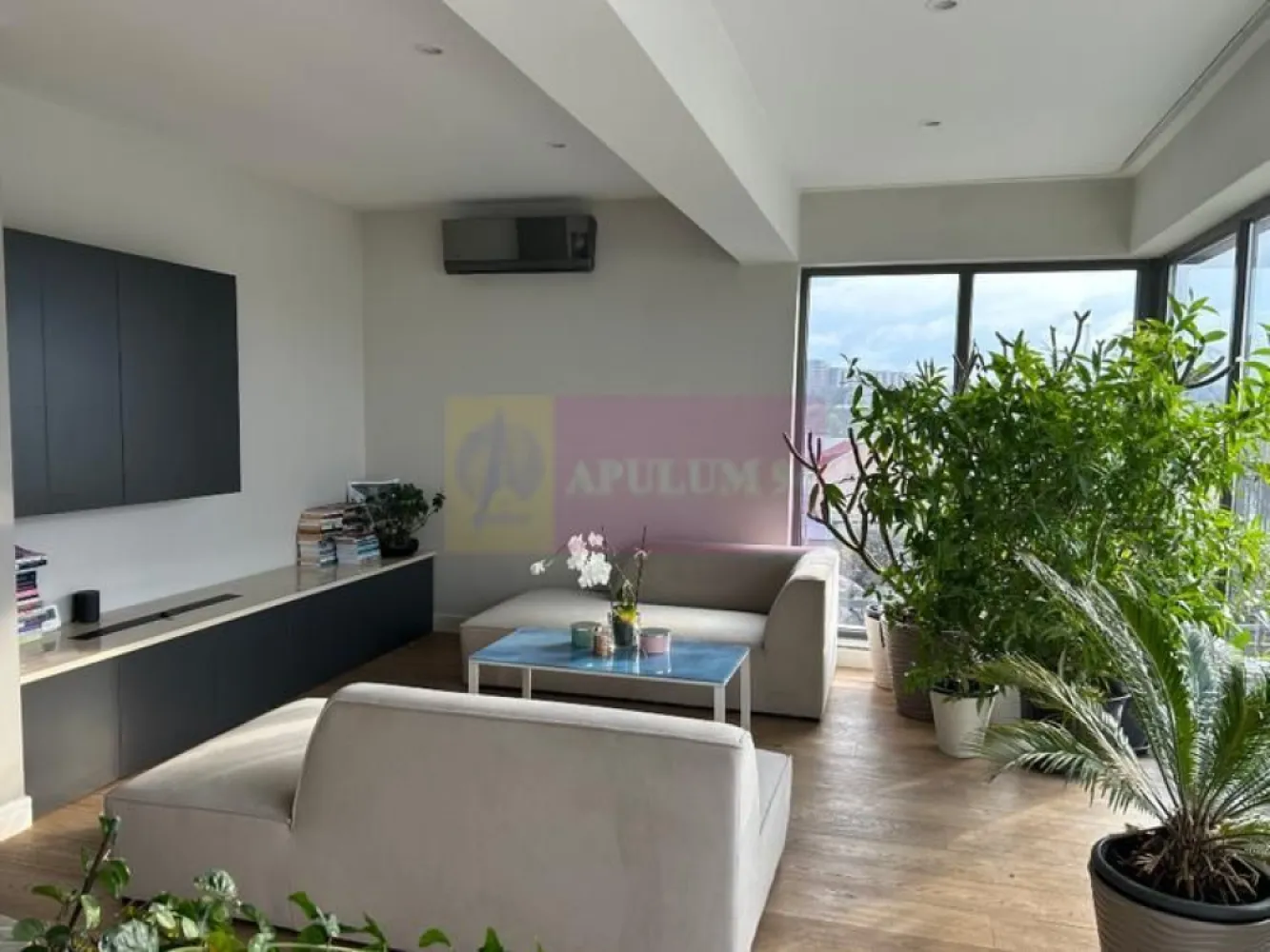 Vanzare ap. 3 cam. cu vedere panoramica pe malul lacului Plumbuita - Agentia Imobiliara Apulum 94, va propune 
De vanzare apartament cu 3 camere situat pe malul lacului Plumbuita in cartierul Colentina. 
Este situat la etajul 3 retras intr-o cladire de 3 etaje cu cate 2 apartamente pe nivel. Are o suprafata totala de 107,23 mp cu o suprafata utila de 75,48 mp si terasa panoramica de 31,75 mp cu orientare spre vest.
Apartamentul se vinde complet mobilat si utilat (inclusiv electrocasnice, vesela etc) si include in pret un garaj si o boxa situate la subsol. 

Dotari si finisaje:
- incalzire in pardoseala
- masina de spalat cu uscator
- masina de spalat vase
- ⁠hota telescopica
- ⁠combina frigorifica
- ⁠plita cu inductie si cuptor electric
- ⁠blat si contrablat din marmura 
- ⁠aer conditionat in fiecare camera
- ⁠parchet din lemn triplustratificat 
- ⁠pardoseala din marmura (bucatarie si baia mare), ardezie (baia mica) si granit (terasa)
- ⁠usi filomuro
- ⁠semineu bioetanol in living
- multiple spatii de depozitare
Atuuri:
- apusuri spectaculoase 
- zona cu foarte multa liniste si verdeata, practic este localizat in parcul Plumbuita 
- ⁠living cu suprafata vitrata foarte mare
-finisaje de calitate