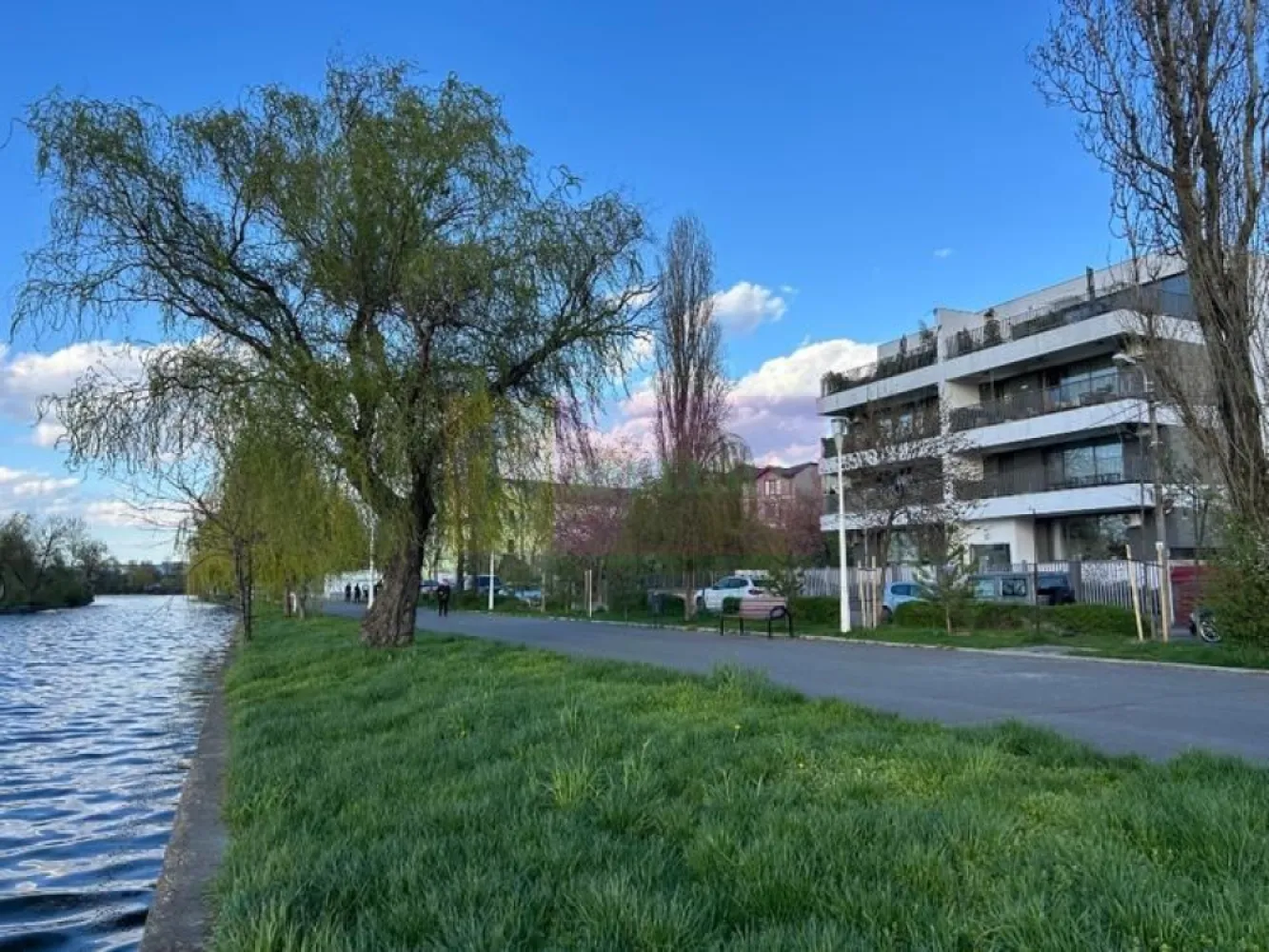 Vanzare ap. 3 cam. cu vedere panoramica pe malul lacului Plumbuita - Agentia Imobiliara Apulum 94, va propune 
De vanzare apartament cu 3 camere situat pe malul lacului Plumbuita in cartierul Colentina. 
Este situat la etajul 3 retras intr-o cladire de 3 etaje cu cate 2 apartamente pe nivel. Are o suprafata totala de 107,23 mp cu o suprafata utila de 75,48 mp si terasa panoramica de 31,75 mp cu orientare spre vest.
Apartamentul se vinde complet mobilat si utilat (inclusiv electrocasnice, vesela etc) si include in pret un garaj si o boxa situate la subsol. 

Dotari si finisaje:
- incalzire in pardoseala
- masina de spalat cu uscator
- masina de spalat vase
- ⁠hota telescopica
- ⁠combina frigorifica
- ⁠plita cu inductie si cuptor electric
- ⁠blat si contrablat din marmura 
- ⁠aer conditionat in fiecare camera
- ⁠parchet din lemn triplustratificat 
- ⁠pardoseala din marmura (bucatarie si baia mare), ardezie (baia mica) si granit (terasa)
- ⁠usi filomuro
- ⁠semineu bioetanol in living
- multiple spatii de depozitare
Atuuri:
- apusuri spectaculoase 
- zona cu foarte multa liniste si verdeata, practic este localizat in parcul Plumbuita 
- ⁠living cu suprafata vitrata foarte mare
-finisaje de calitate