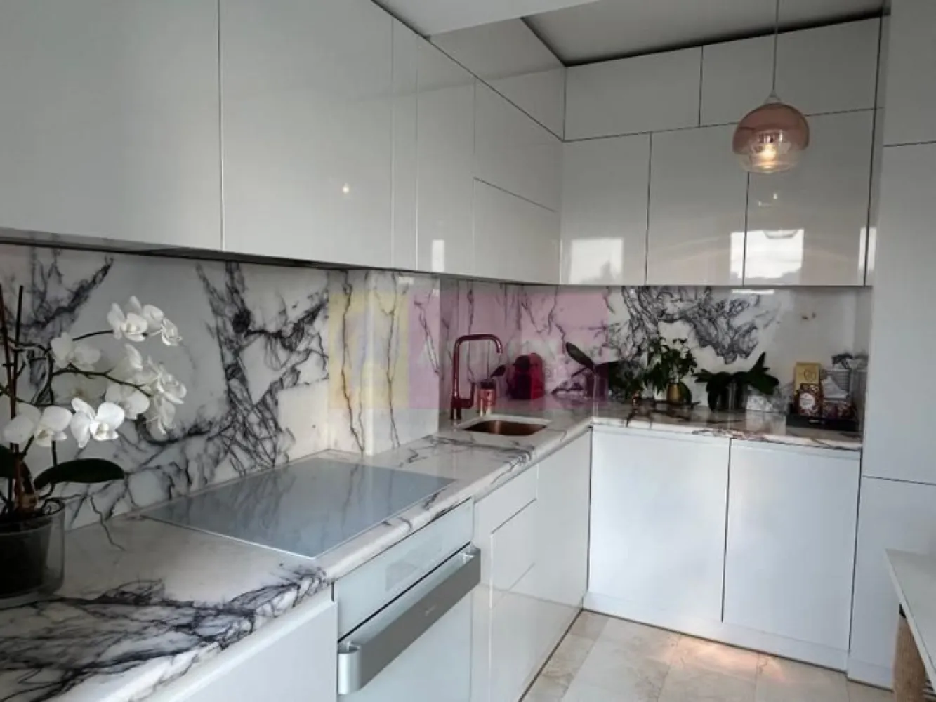 Vanzare ap. 3 cam. cu vedere panoramica pe malul lacului Plumbuita - Agentia Imobiliara Apulum 94, va propune 
De vanzare apartament cu 3 camere situat pe malul lacului Plumbuita in cartierul Colentina. 
Este situat la etajul 3 retras intr-o cladire de 3 etaje cu cate 2 apartamente pe nivel. Are o suprafata totala de 107,23 mp cu o suprafata utila de 75,48 mp si terasa panoramica de 31,75 mp cu orientare spre vest.
Apartamentul se vinde complet mobilat si utilat (inclusiv electrocasnice, vesela etc) si include in pret un garaj si o boxa situate la subsol. 

Dotari si finisaje:
- incalzire in pardoseala
- masina de spalat cu uscator
- masina de spalat vase
- ⁠hota telescopica
- ⁠combina frigorifica
- ⁠plita cu inductie si cuptor electric
- ⁠blat si contrablat din marmura 
- ⁠aer conditionat in fiecare camera
- ⁠parchet din lemn triplustratificat 
- ⁠pardoseala din marmura (bucatarie si baia mare), ardezie (baia mica) si granit (terasa)
- ⁠usi filomuro
- ⁠semineu bioetanol in living
- multiple spatii de depozitare
Atuuri:
- apusuri spectaculoase 
- zona cu foarte multa liniste si verdeata, practic este localizat in parcul Plumbuita 
- ⁠living cu suprafata vitrata foarte mare
-finisaje de calitate