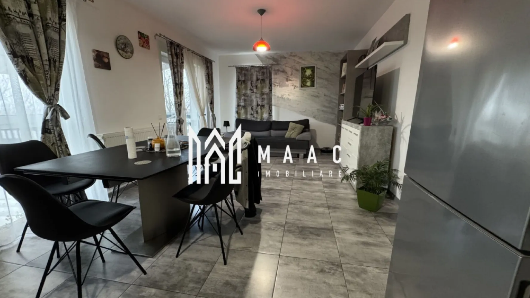 Apartament 5 camere I 106 mp I 2 terase I Vedere spre munți I Arhitecților - MAAC Imobiliare vă propune spre vânzare un apartament deosebit cu 5 camere, terase generoase și vedere panoramică – Cartierul Arhitecților / Calea Cisnădiei Suprafață utilă: 106 mp Terase: 2 terase însumând 35 mp Compartimentare: 5 camere – 4 dormitoare + living open space cu bucătărie Băi: 2 (cadă + cabină de duș) Regim de înălțime: etaj 1/1 Imobil: vilă cu doar 4 apartamente Parcare: 1 loc de parcare inclus Orientare: sudică Stare: complet mobilat și utilat Zona de zi este compusă dintr-un living open space cu bucătăria, ideal pentru activitățile de zi cu zi și pentru socializare. Apartamentul dispune de 4 dormitoare, oferind multiple posibilități de amenajare, precum și de două băi moderne, una dotată cu cadă, cealaltă cu cabină de duș. Unul dintre punctele forte ale proprietății îl reprezintă cele două terase generoase de 35 mp, cu orientare sudică. De pe ambele terase se poate admira răsăritul și o panoramă deschisă către munți, oferind un peisaj natural deosebit și o atmosferă relaxantă. Lumina naturală este prezentă pe tot parcursul zilei. Apartamentul este situat la etajul superior al unei vile cu doar 4 unități locative, ceea ce asigură intimitate, liniște și un confort sporit. Proprietatea este amplasată într-o zonă rezidențială bine dezvoltată, cu acces facil către punctele de interes ale orașului. Beneficii ale zonei: Transport public în imediata apropiere Stații de autobuz la câteva minute de mers pe jos Acces rapid către centre comerciale importante: LIDL și Kaufland Apropiere de grădinițe și facilități educaționale Zonă liniștită, potrivită pentru familii, fiind un apartament premium într-o zonă în plină dezvoltare. Pentru detalii suplimentare, consultanță sau programarea unei vizionări, va rugăm să ne contactati specificand ID: CP2861376. }}