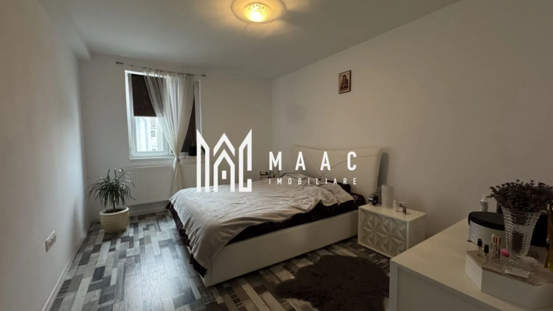 Apartament 5 camere I 106 mp I 2 terase I Vedere spre munți I Arhitecților - MAAC Imobiliare vă propune spre vânzare un apartament deosebit cu 5 camere, terase generoase și vedere panoramică – Cartierul Arhitecților / Calea Cisnădiei Suprafață utilă: 106 mp Terase: 2 terase însumând 35 mp Compartimentare: 5 camere – 4 dormitoare + living open space cu bucătărie Băi: 2 (cadă + cabină de duș) Regim de înălțime: etaj 1/1 Imobil: vilă cu doar 4 apartamente Parcare: 1 loc de parcare inclus Orientare: sudică Stare: complet mobilat și utilat Zona de zi este compusă dintr-un living open space cu bucătăria, ideal pentru activitățile de zi cu zi și pentru socializare. Apartamentul dispune de 4 dormitoare, oferind multiple posibilități de amenajare, precum și de două băi moderne, una dotată cu cadă, cealaltă cu cabină de duș. Unul dintre punctele forte ale proprietății îl reprezintă cele două terase generoase de 35 mp, cu orientare sudică. De pe ambele terase se poate admira răsăritul și o panoramă deschisă către munți, oferind un peisaj natural deosebit și o atmosferă relaxantă. Lumina naturală este prezentă pe tot parcursul zilei. Apartamentul este situat la etajul superior al unei vile cu doar 4 unități locative, ceea ce asigură intimitate, liniște și un confort sporit. Proprietatea este amplasată într-o zonă rezidențială bine dezvoltată, cu acces facil către punctele de interes ale orașului. Beneficii ale zonei: Transport public în imediata apropiere Stații de autobuz la câteva minute de mers pe jos Acces rapid către centre comerciale importante: LIDL și Kaufland Apropiere de grădinițe și facilități educaționale Zonă liniștită, potrivită pentru familii, fiind un apartament premium într-o zonă în plină dezvoltare. Pentru detalii suplimentare, consultanță sau programarea unei vizionări, va rugăm să ne contactati specificand ID: CP2861376. }}